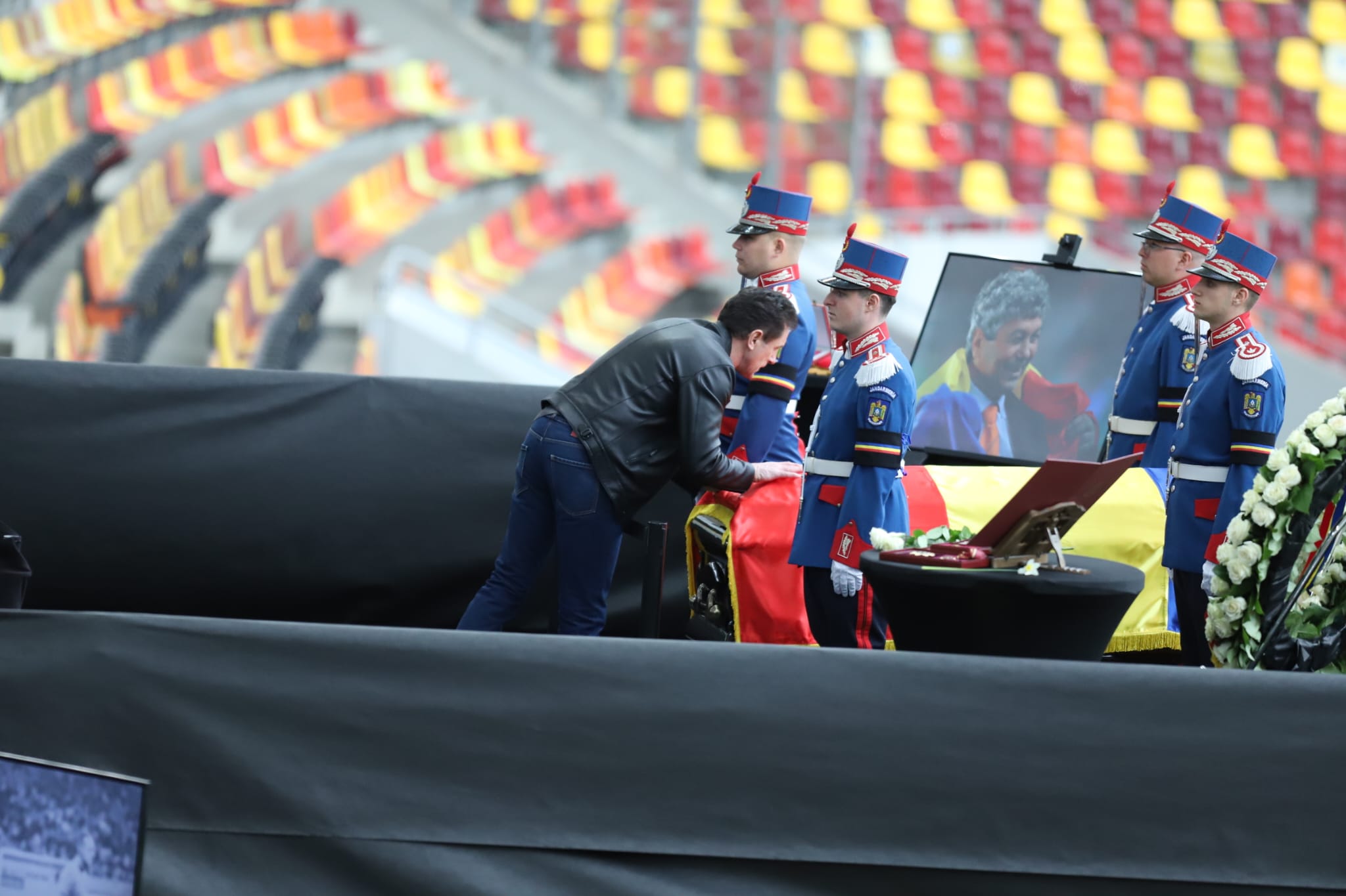 Livetext Mii de români își iau adio de la Mircea Lucescu la Arena Națională înainte de funeraliile cu onoruri militare / „Leucemia i-a provocat și grăbit sfârșitul”