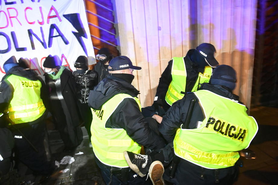 FOTO | Ciocniri între poliţie şi manifestanţi la Varșovia. Aceștia au protestat față de limitarea dreptului la avort﻿