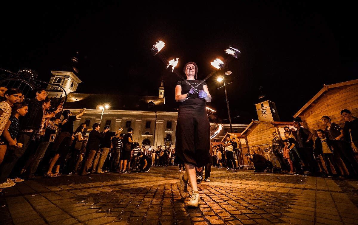 Atmosferă de poveste la Festivalul Medieval din Sibiu 2017. Cavaleri, domnițe și rock medieval în Piața Mare