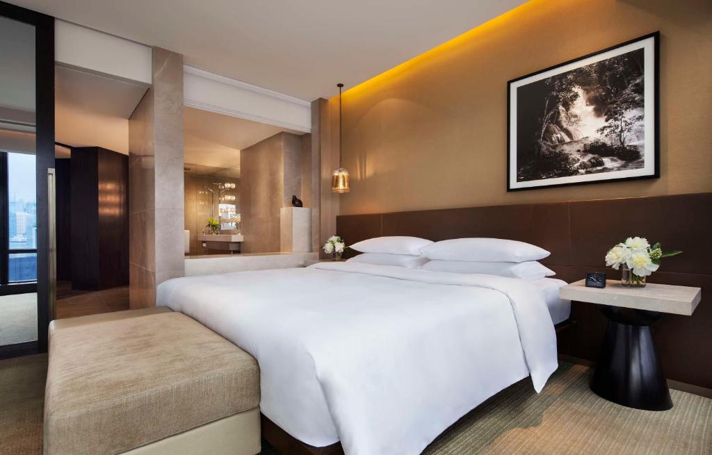 Deplasare de lux în Hong Kong pe banii universității. UNATC trimite trei șefi la un hotel de 5 stele: „O oportunitate strategică”