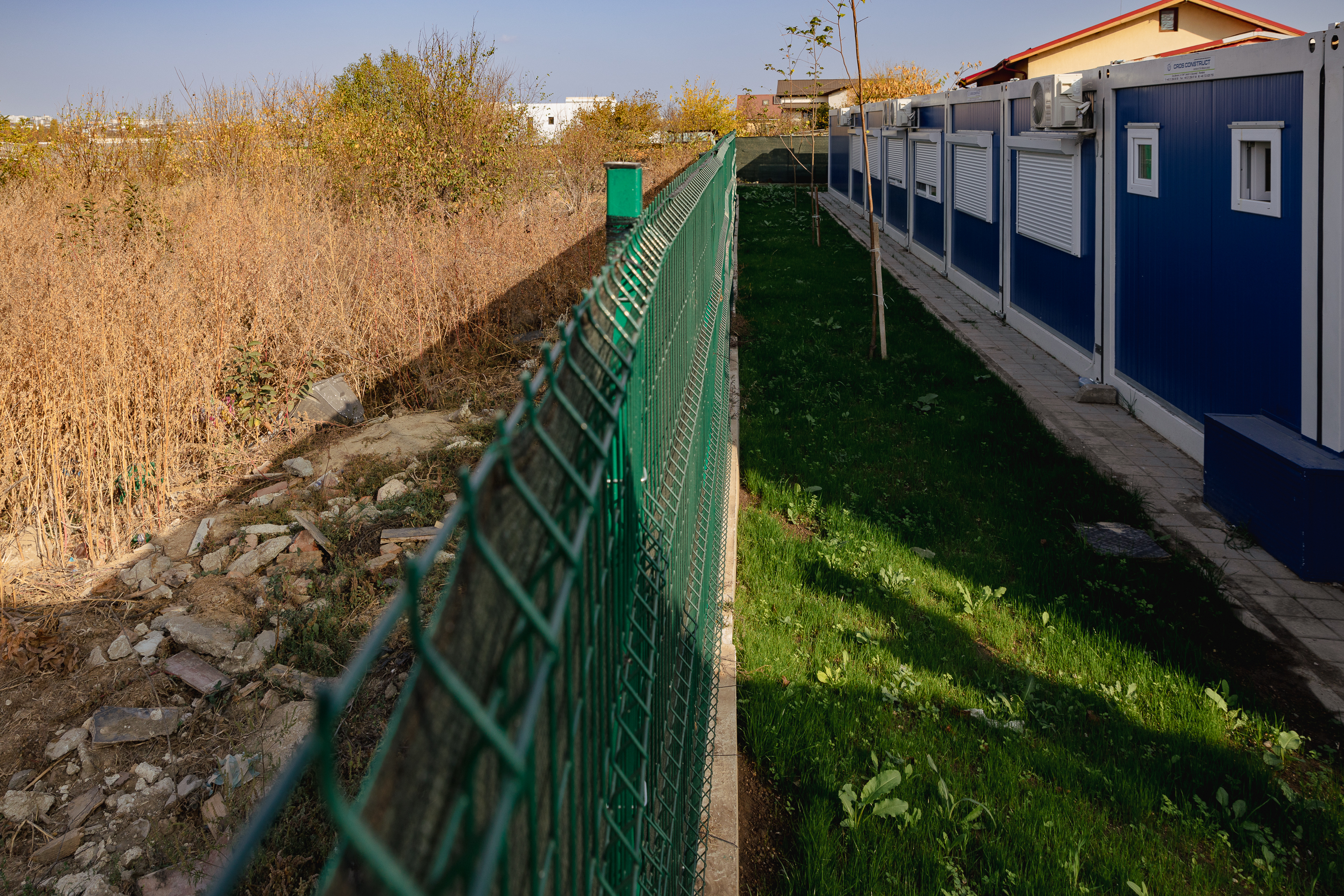 Șantierul de lângă grădiniță. Locuitorii dintr-un oraș de la marginea Bucureștiului spun că nu-și mai duc copiii la ore din cauza prafului: „Nu se poate respira, nu putem deschide geamul”