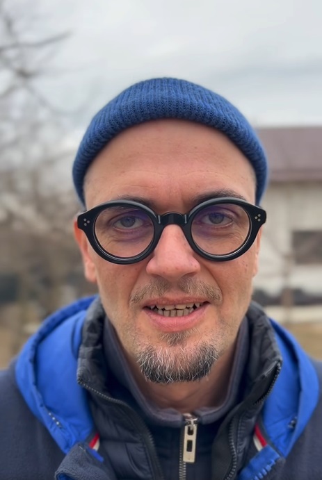 Imagini cu casa de la țară în care locuiește Oreste cu familia. Și-a construit în satul Fundeni, în Călărași, o locuință cu mai puțin de 60.000 de euro