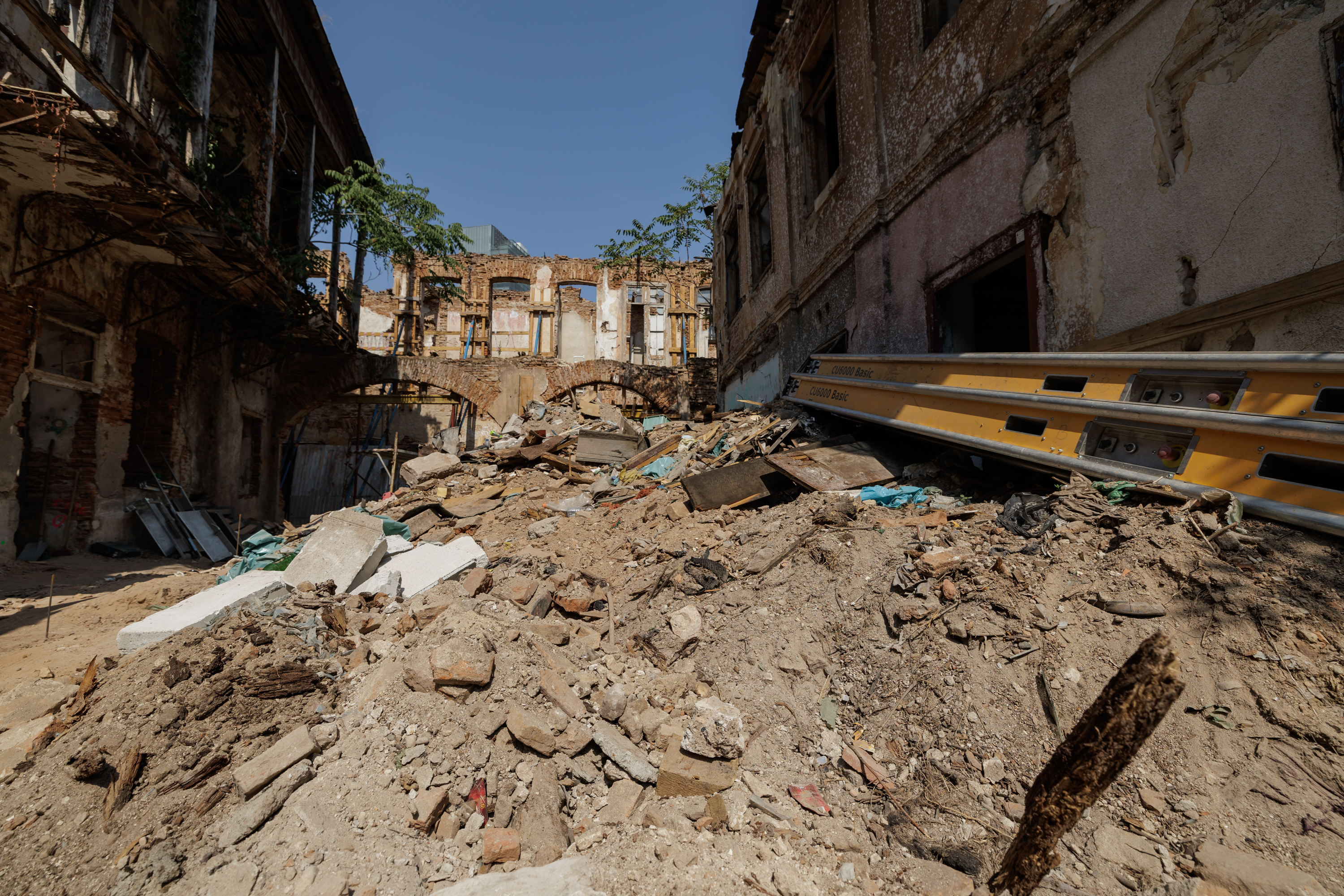 REPORTAJ. Libertatea a intrat pe șantierul de la Hanul Solacolu din București. „Era o groapă de gunoi și o bombă ecologică. Am scos două mii de tone de deșeuri”