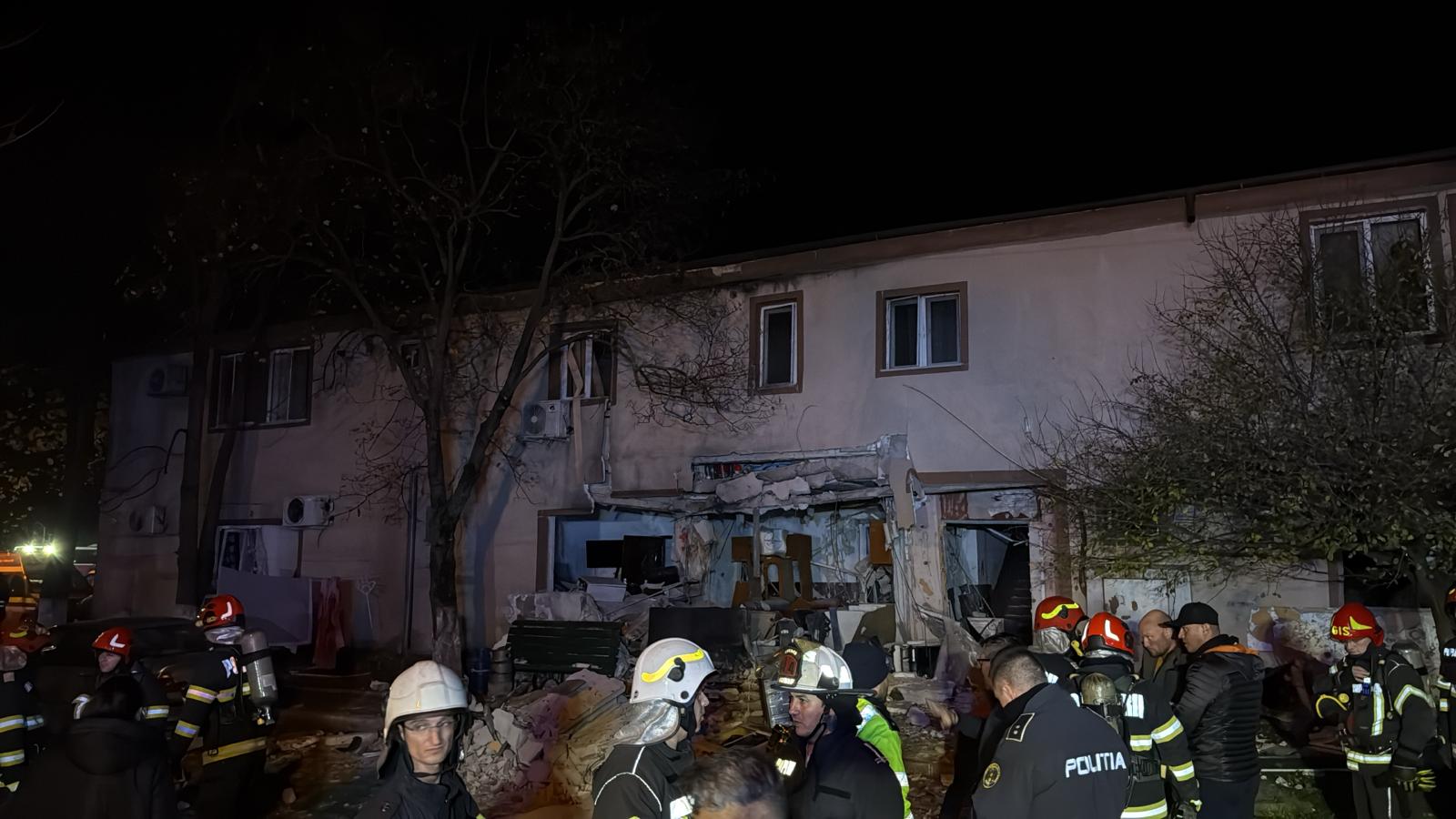 Explozie puternică într-un apartament dintr-un bloc din Buftea. Zeci de autospeciale intervin la fața locului