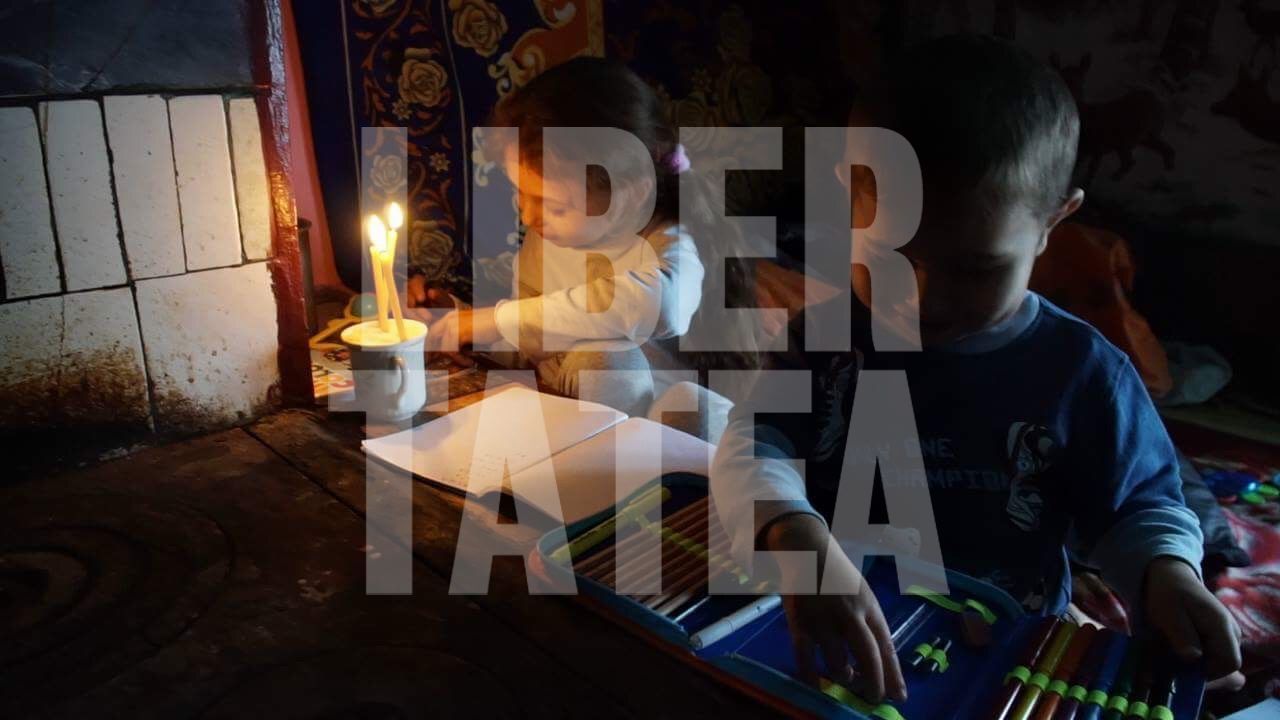 Adună lumânări din cimitir pentru a avea lumină ca să-și facă temele