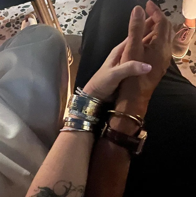 Cine e bărbatul cu care Anamaria Prodan s-a afișat în Dubai. Sunt foarte apropiați, s-au îmbrățișat și se țin de mână