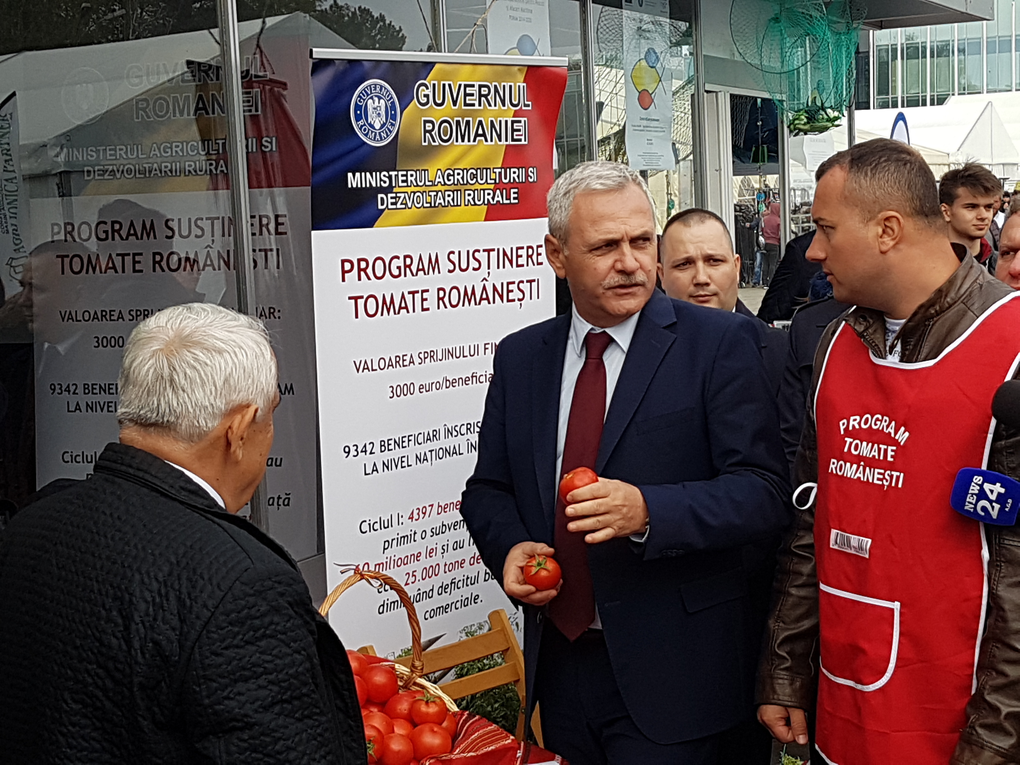 REPORTAJ. Dragnea și Daea, pe urmele oii, la Indagra: Au gustat pastramă, au probat căciuli și au făcut baie de mulțime