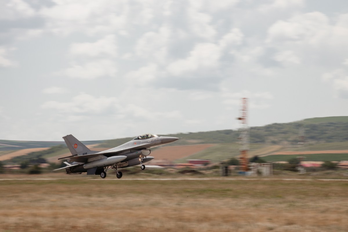Alte trei avioane F-16 cumpărate din Norvegia au ajuns în România. Cât au costat avioanele care fac tranziția spre F35