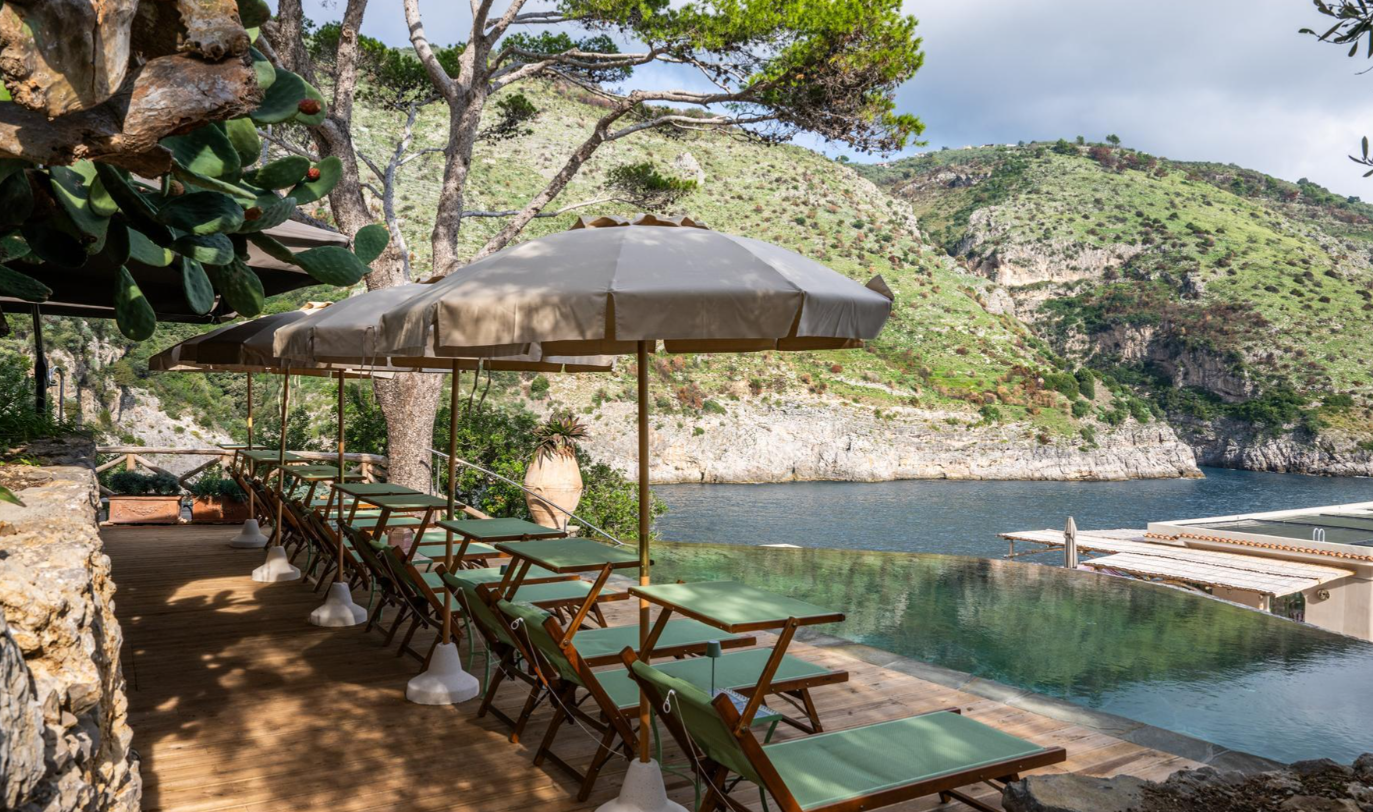 Fosta insulă a lui Eduardo De Filippo, închiriată cu 300.000 de euro pe săptămână. Cum arată paradisul privat de pe Coasta Amalfi