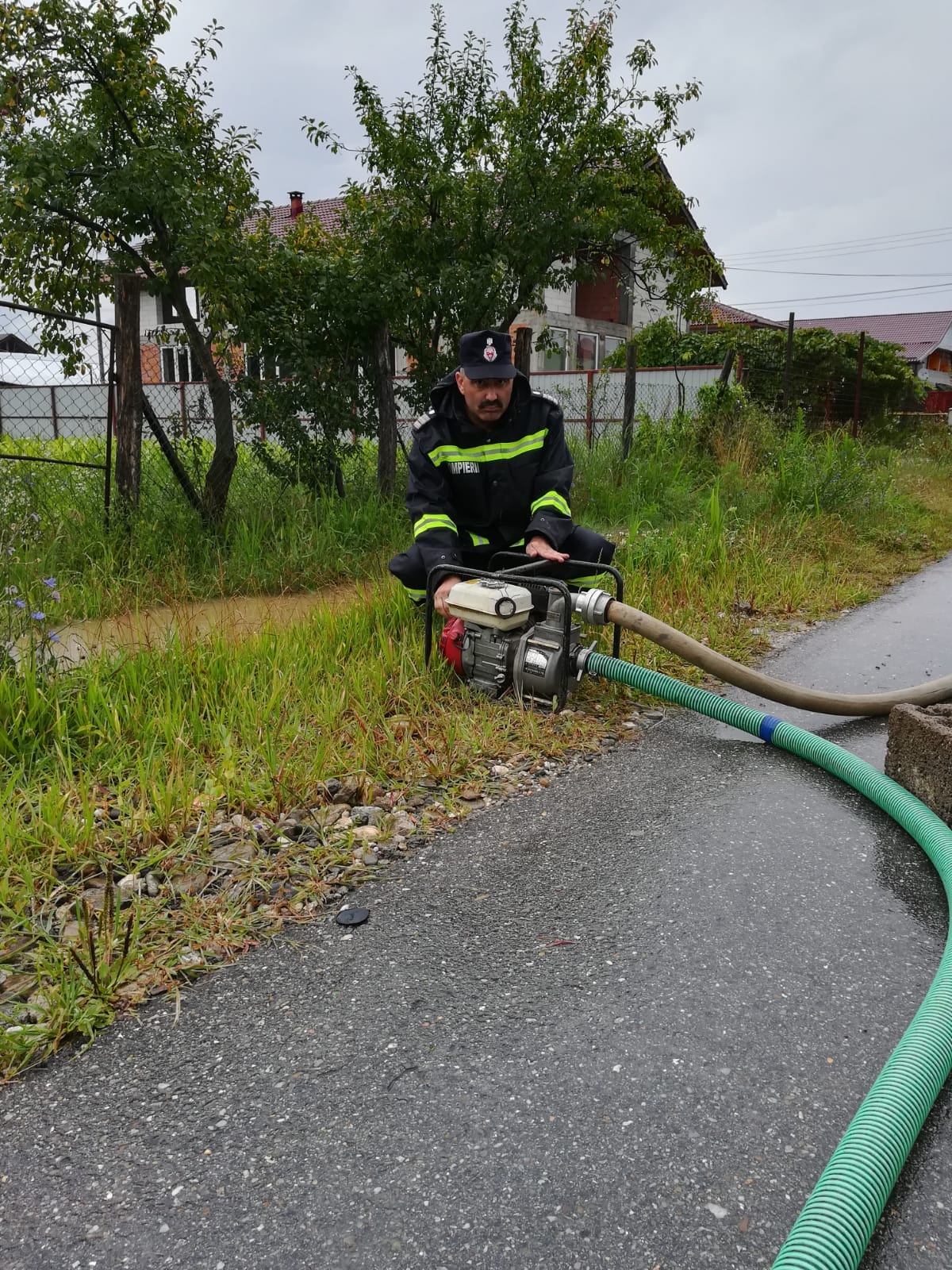 UPDATE/ Cod roșu de inundații în Vâlcea, Gorj și Argeș. Zeci de oameni au fost evacuați din case în Băbeni, Vâlcea