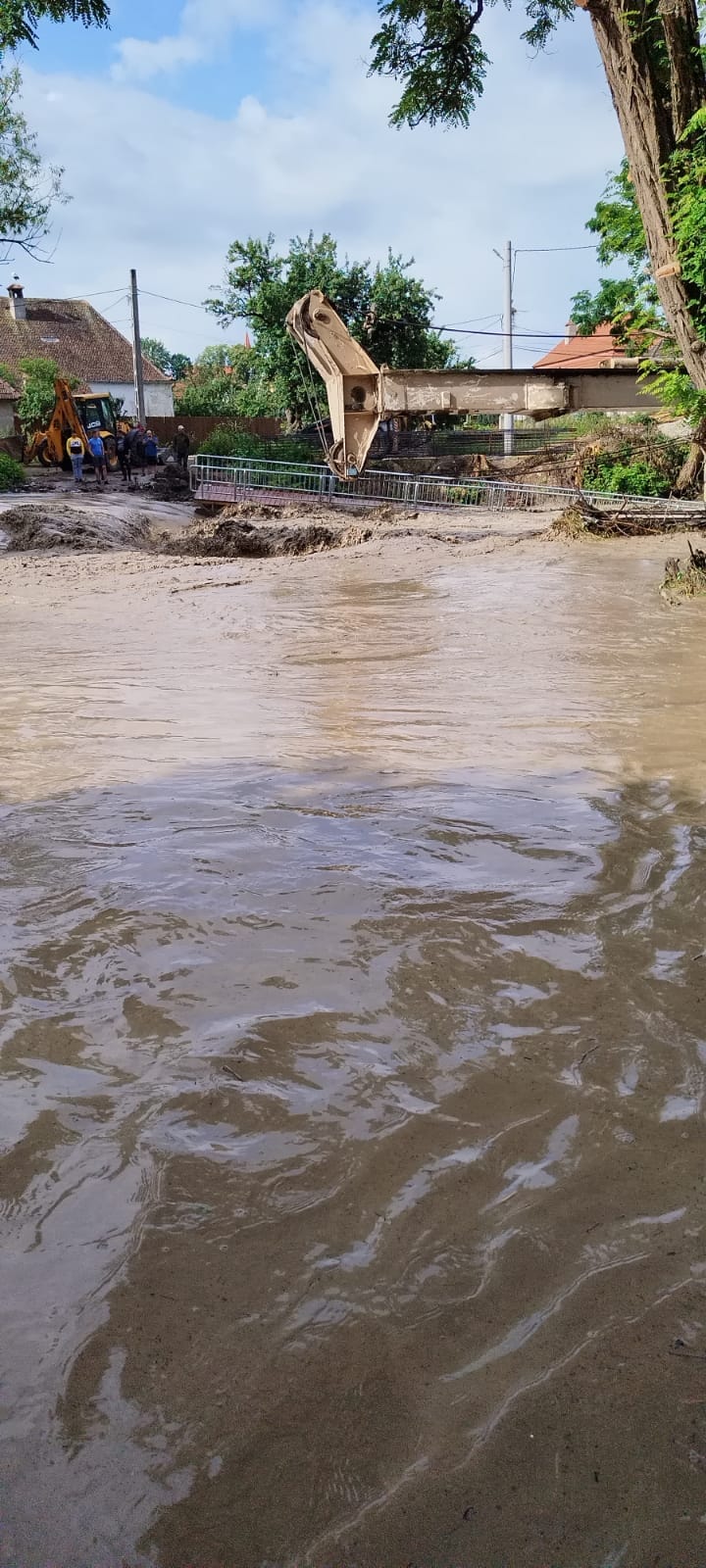 Un pod în construcție a fost distrus de viitură, în Covasna. Rupere de nori duminică de dimineață, utilaje grele luate de ape