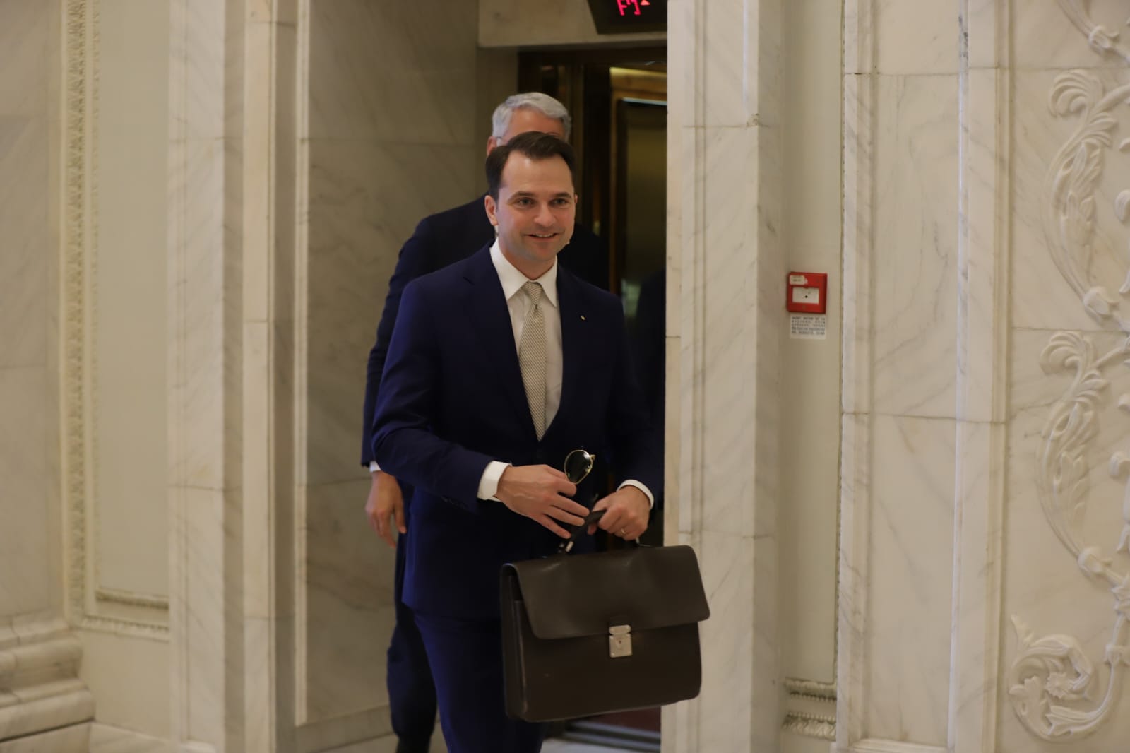 Toate cele patru moțiuni de cenzură depuse împotriva Guvernului Bolojan au fost respinse în Parlament. Ce urmează