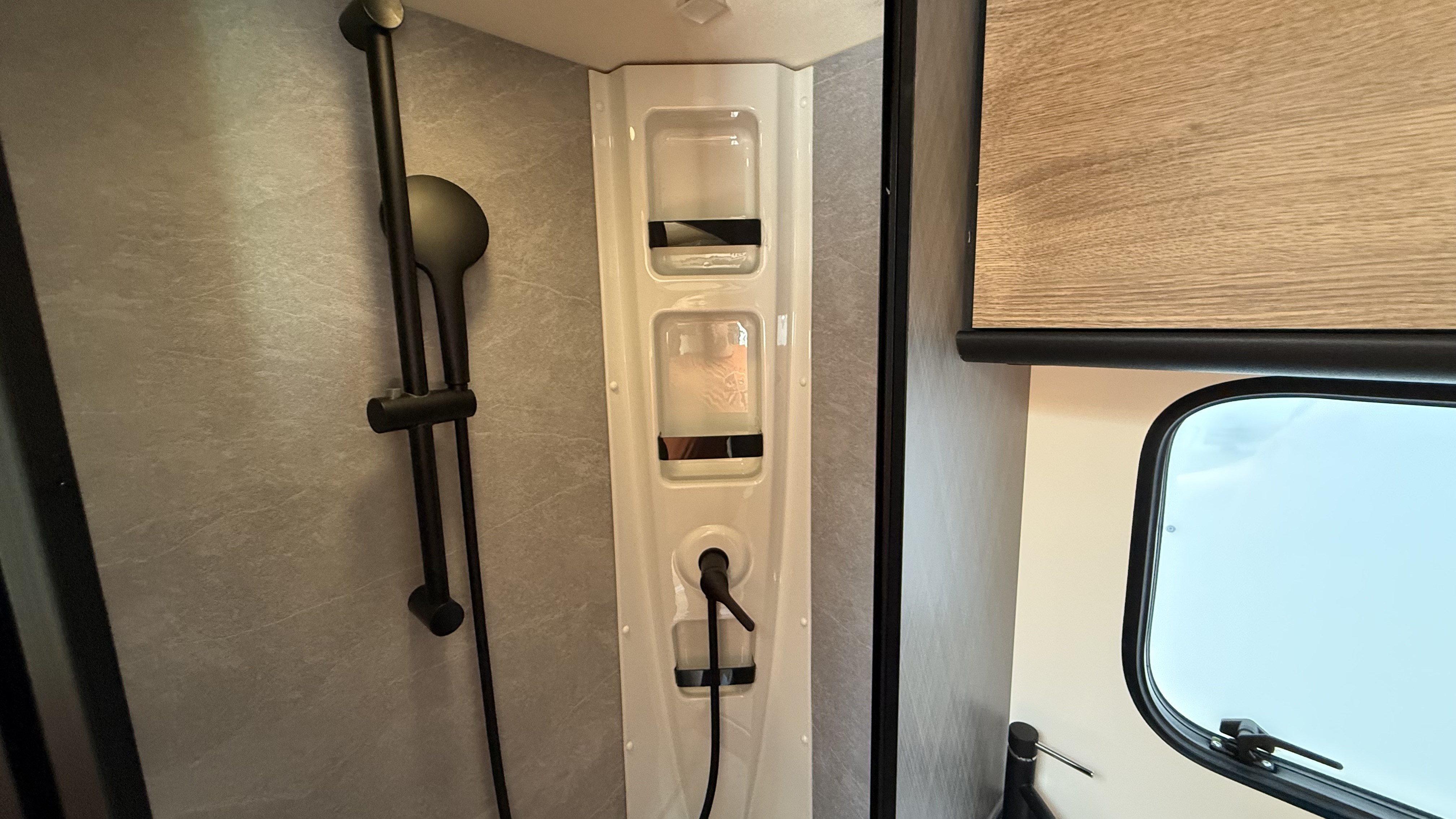 Românii renunță la hotelurile de cinci stele și aleg „apartamente pe roți”. Cât costă cel mai scump model și ce facilități are