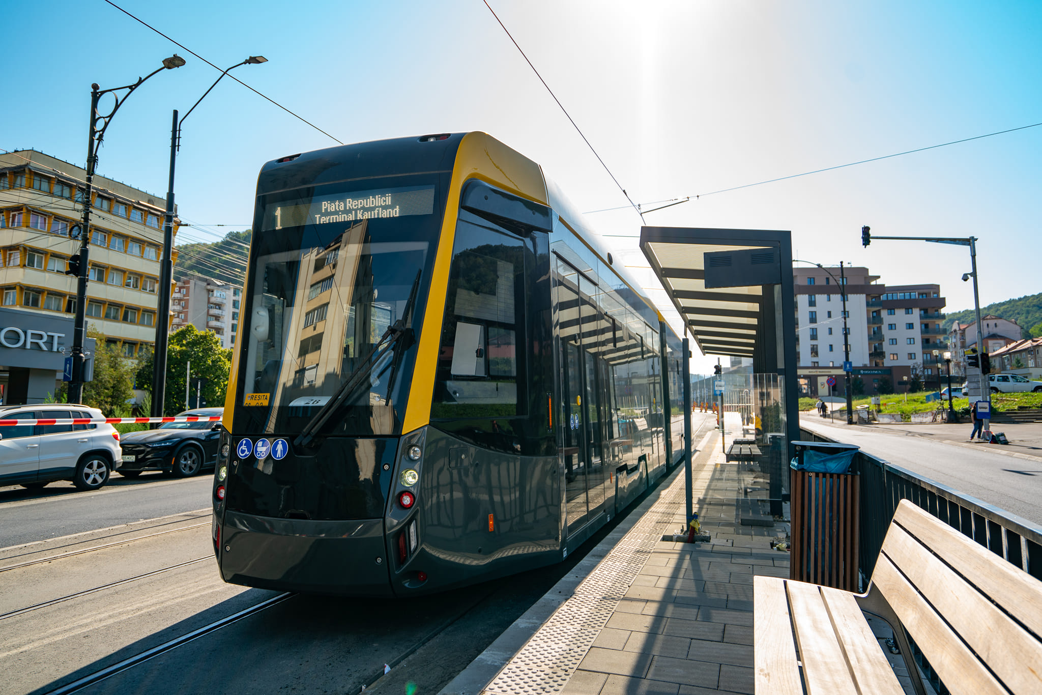 Despre infrastructura publică esențială. Cazul doamnei Adriana, îmblânzitoarea de tramvaie de la Reșița