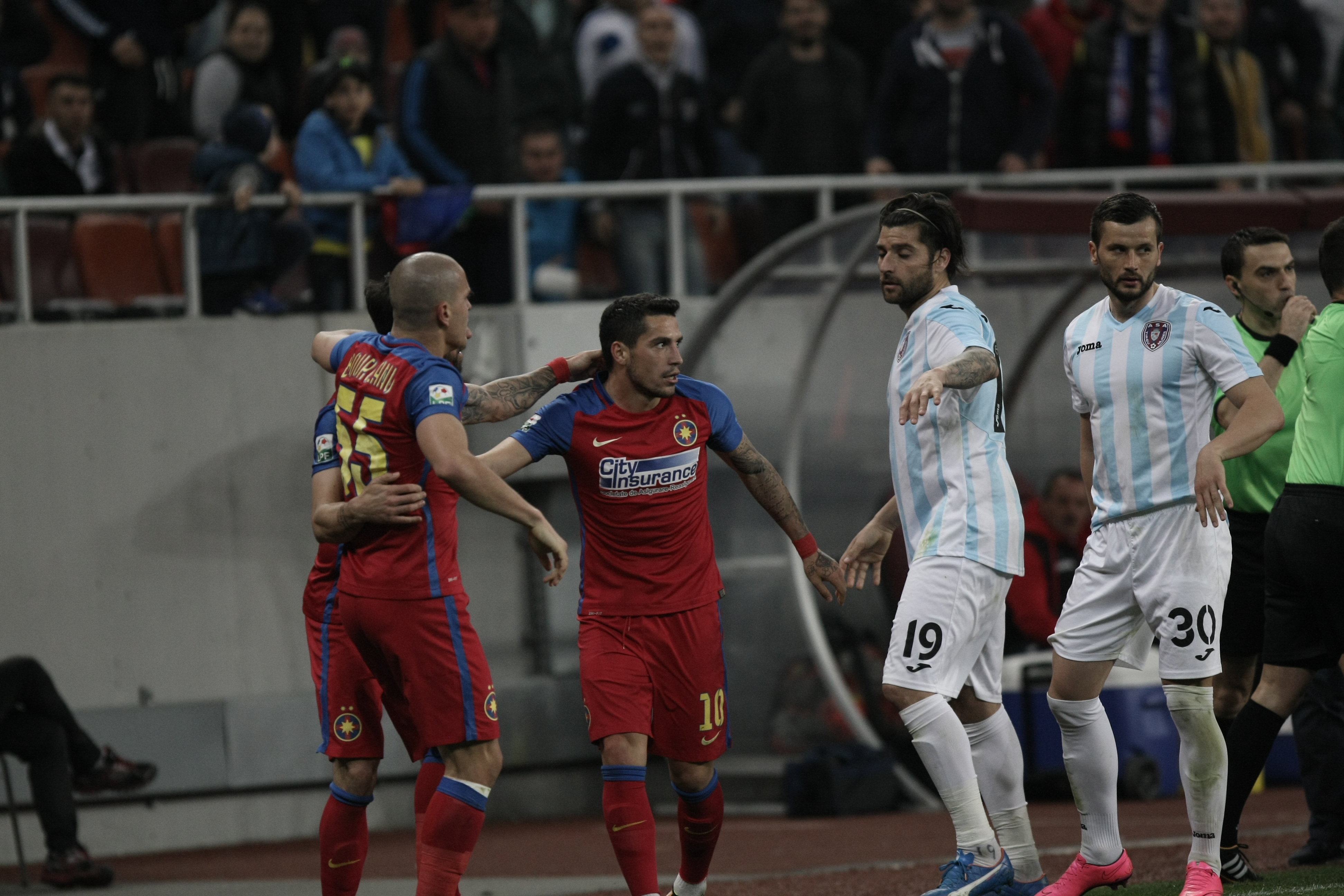 Crăciunescu, revoltat că stewarzii au intrat pe teren la meciul Steaua - ASA: ”Ce facem, aducem trupele speciale?” | GALERIE FOTO