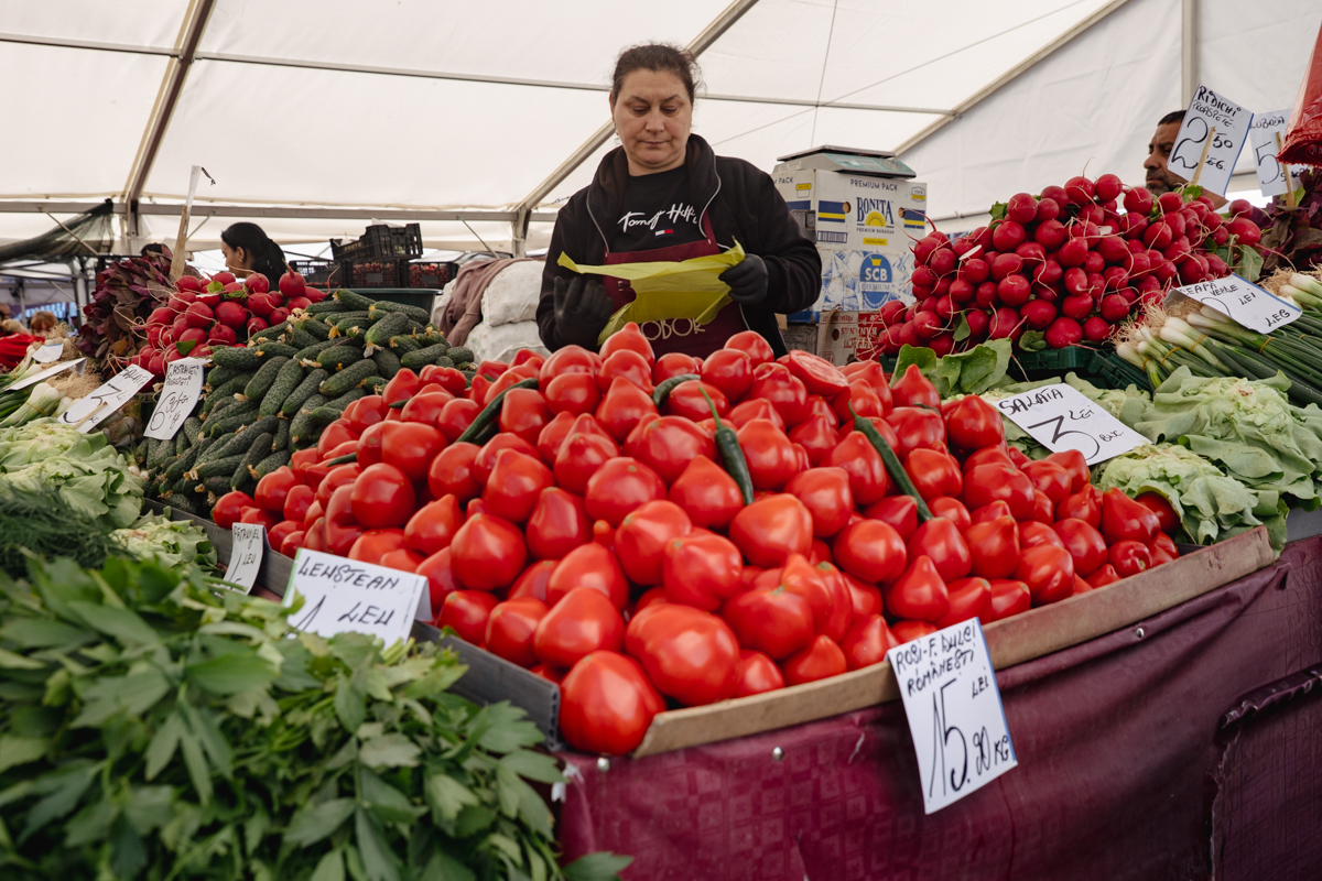 Cât costă să faci o salată de vară cu roșii românești și castraveți din piața Amzei, Obor sau Rahova