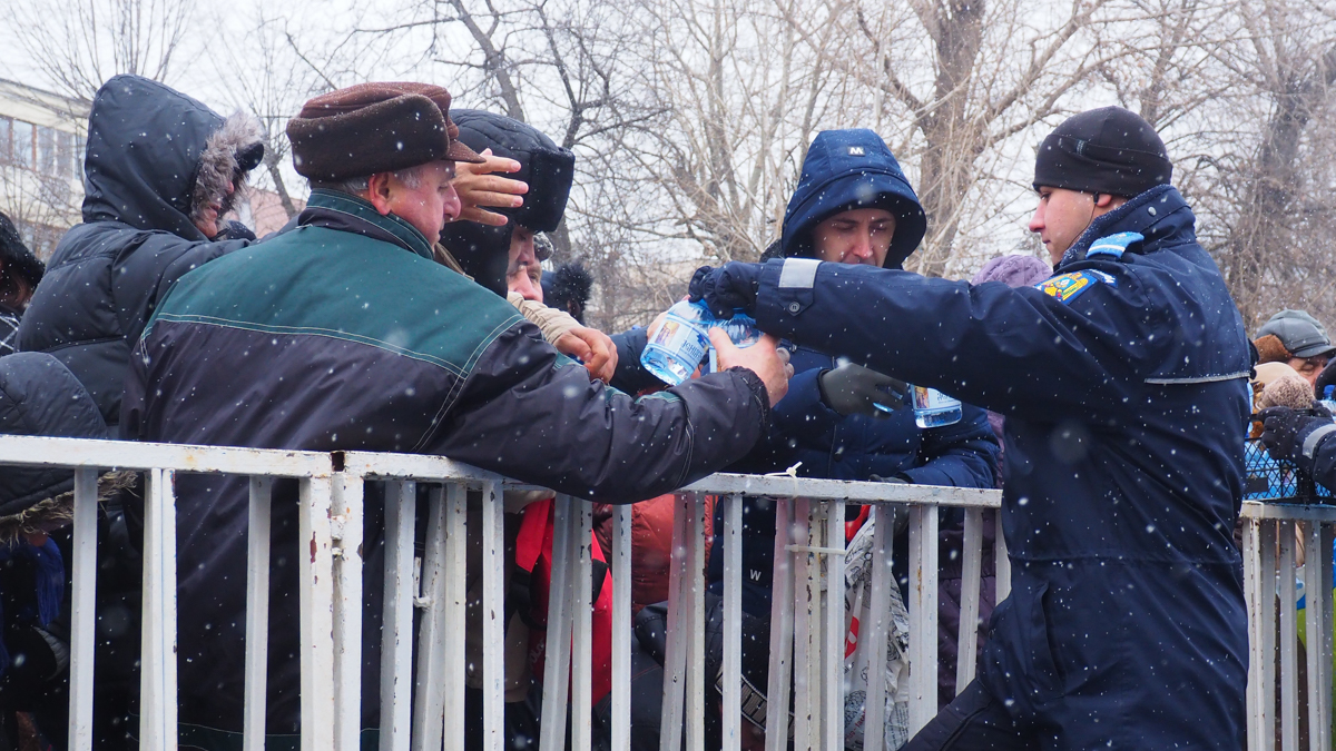 FOTO/ Deși mai puțini ca în anii trecuți, constănțenii tot s-au înghesuit ca să ia agheasmă. IPS Teodosie a aruncat spre cer trei porumbei