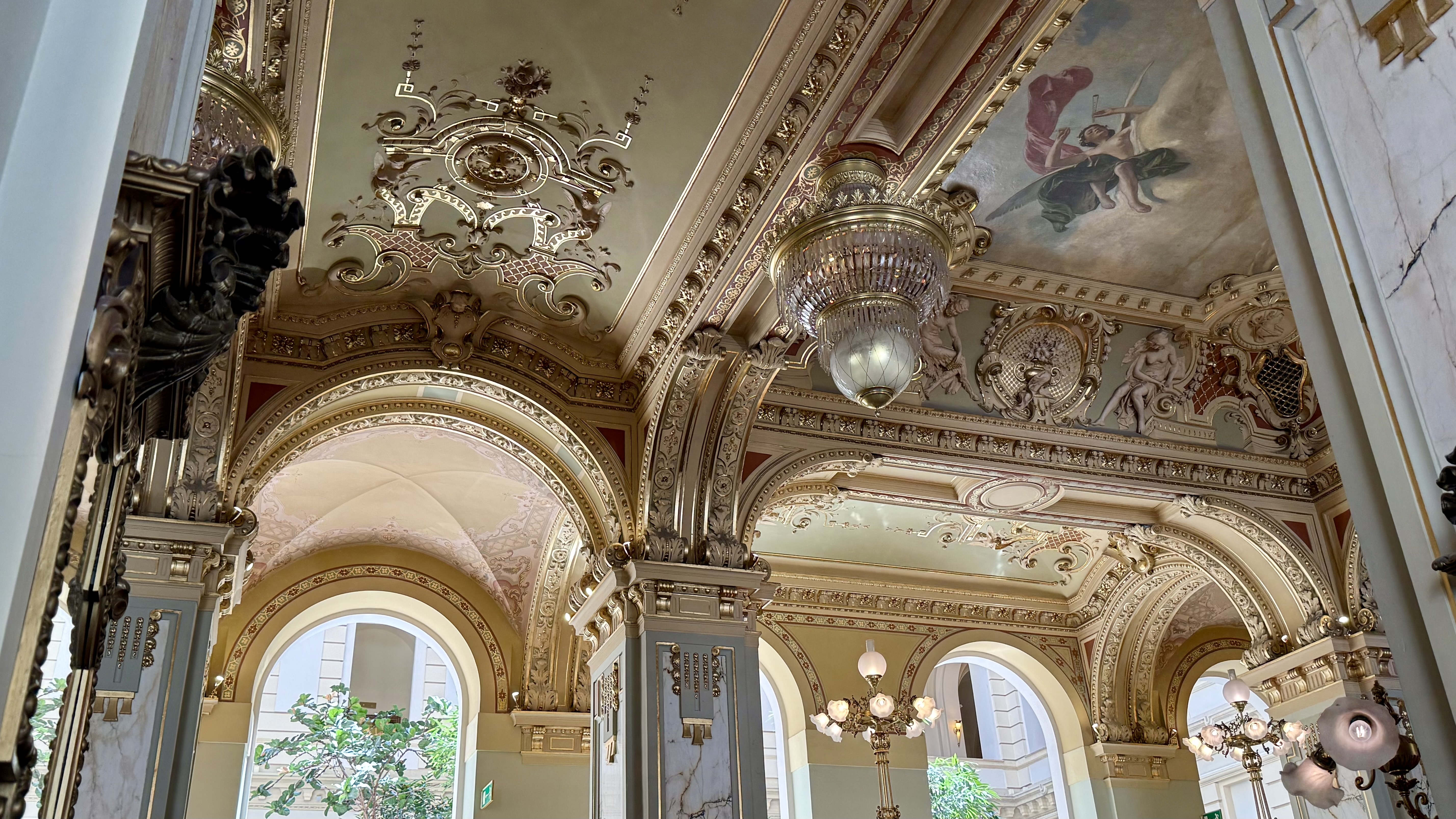Cafeneaua unde turiștii stau și o oră la coadă. Este considerată cea mai frumoasă din lume și are prețuri pe măsură