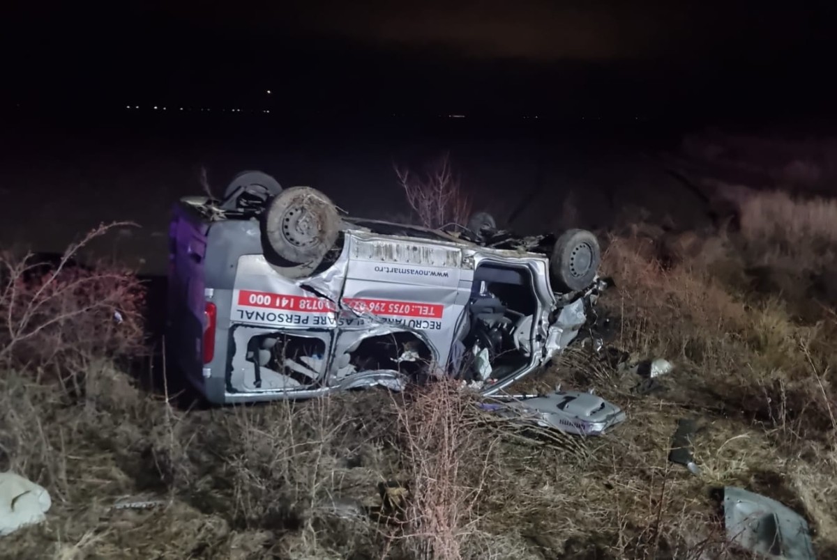 Un microbuz cu 8 pasageri s-a răsturnat în județul Dâmbovița. O persoană a murit, șapte au fost rănite
