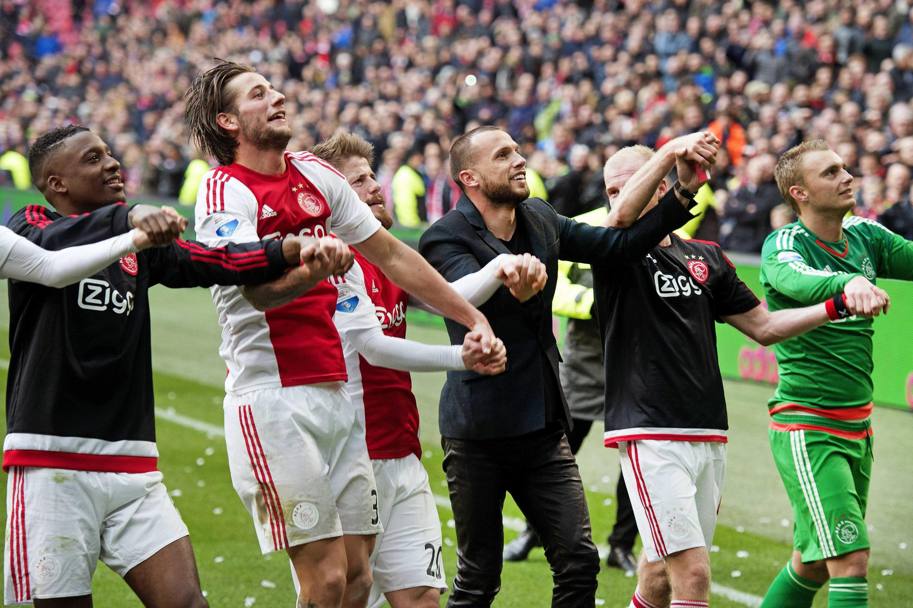 Au înnebunit! Gest extrem pe stadioanele Europei! Ultrașii echipei Ajax l-au ”spânzurat” pe ”trădătorul” Vermeer! / GALERIE FOTO și VIDEO