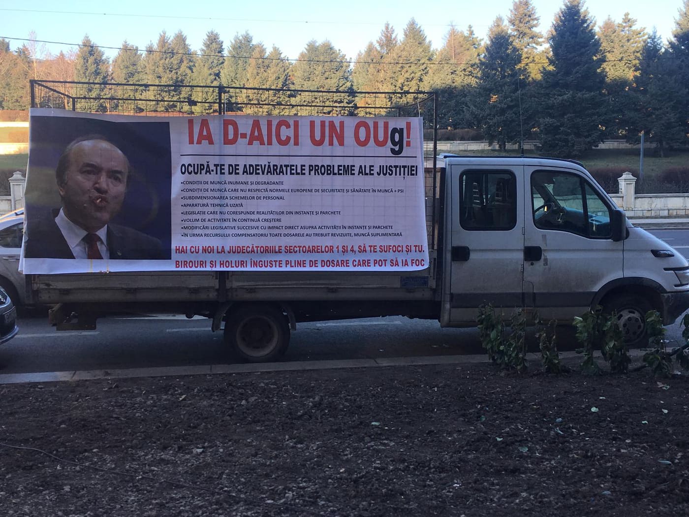 UPDATE. FOTO și VIDEO | Câțiva protestatari au aruncat cu ouă în sediul Ministerului Justiției. Cei patru au fost amendați
