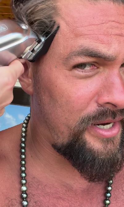 Jason Momoa s-a tuns scurt, în fața camerei. A renunțat la părul lung pentru o cauză nobilă