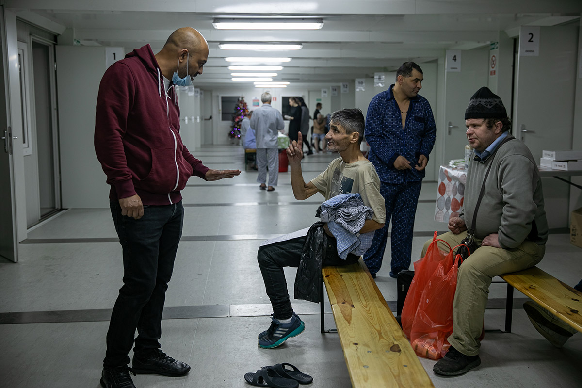 Cum e noaptea dintre ani pentru oamenii fără adăpost,  care abia își duc zilele. Revelion cu urme de artificii pe cer și o felie de tort de ciocolată