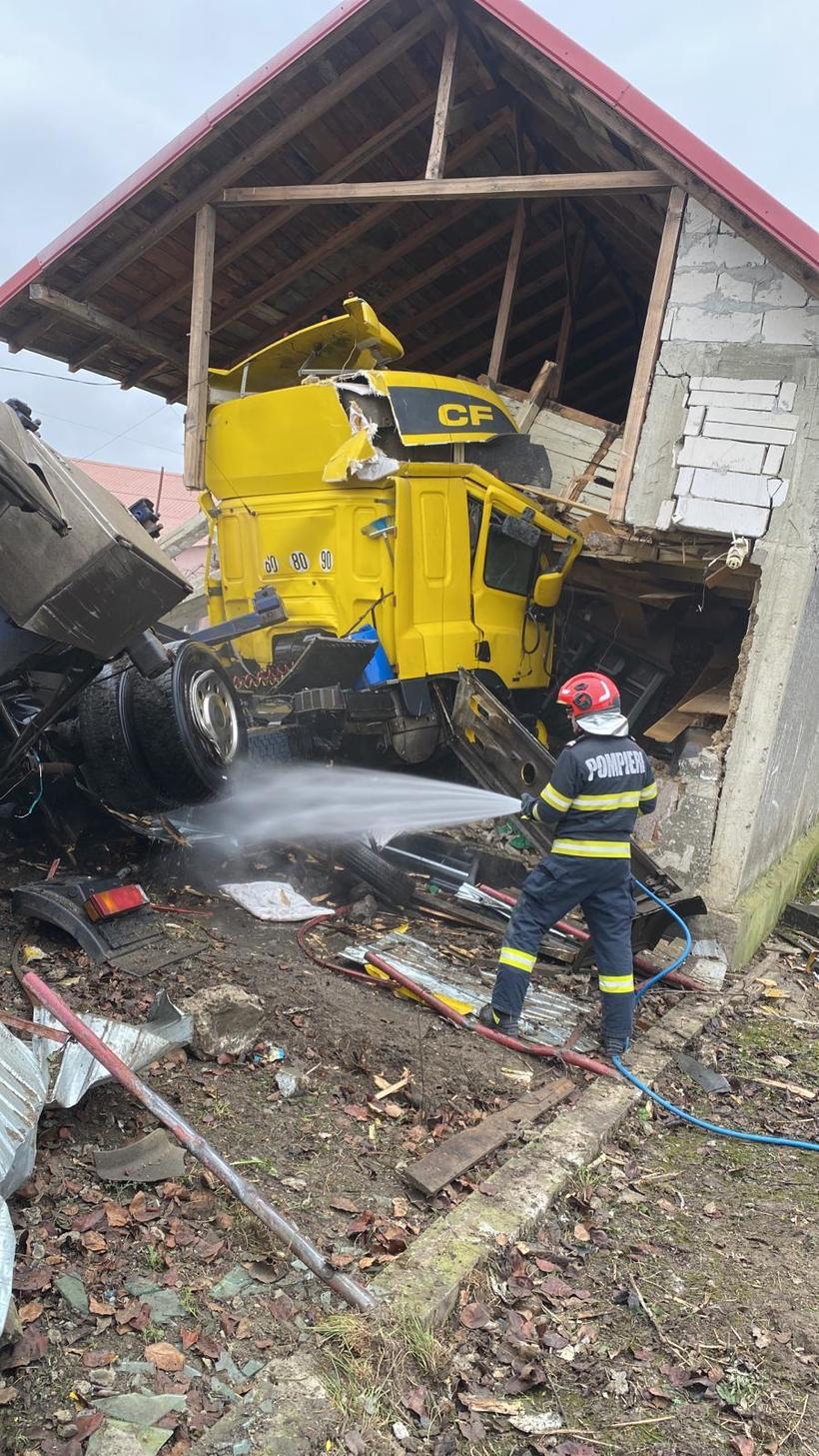 Un șofer de TIR a intrat într-o casă din Bacău, pe care a distrus-o parțial, și a scăpat nevătămat