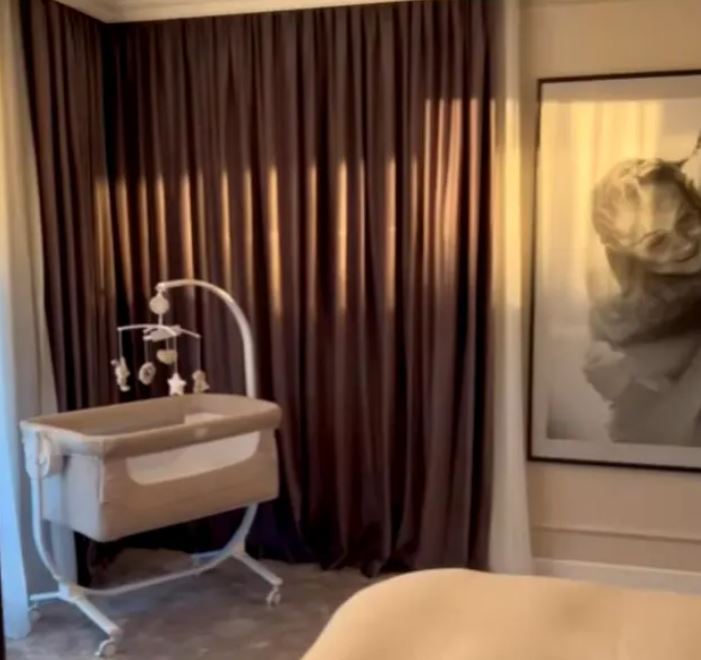 Imagini cu casa în care locuiește Vlăduța Lupău. Mobila a fost făcută la comandă și s-au folosit materiale de lux