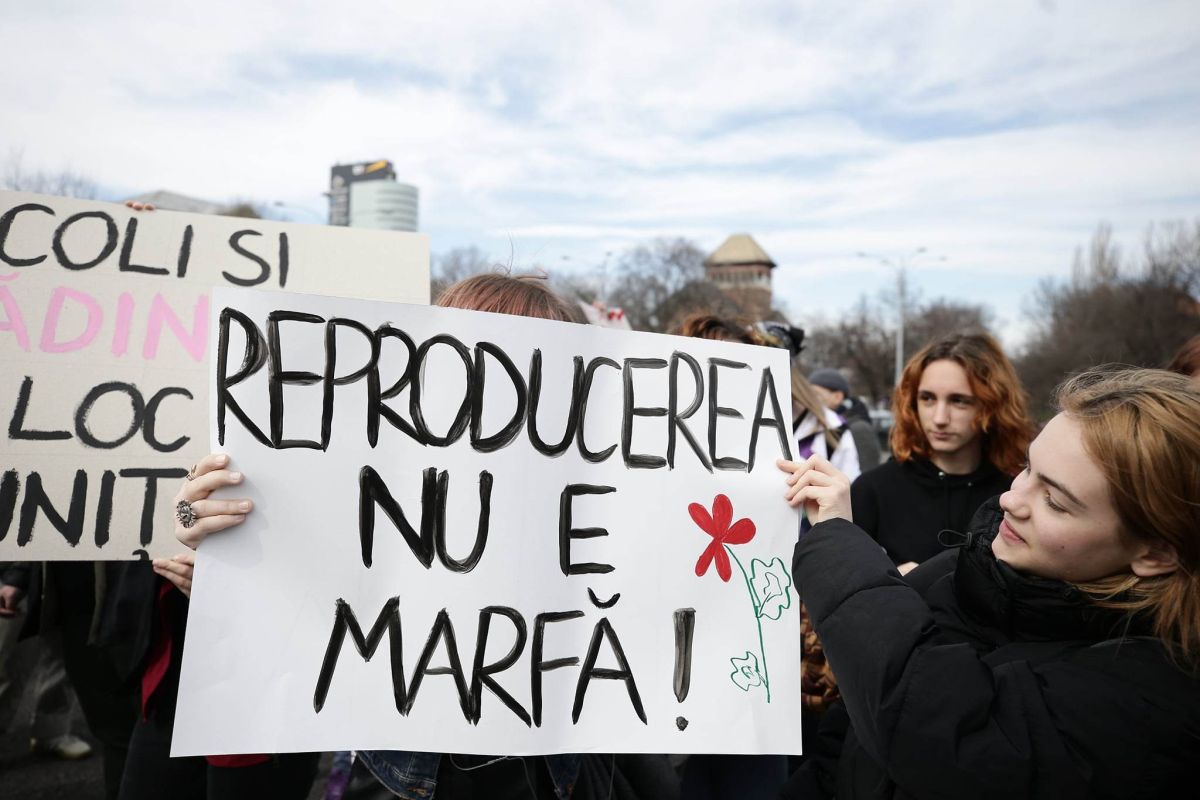 Protest de 8 martie în Piața Victoriei pentru drepturile reproductive ale femeilor. „Uterul nostru nu e profitul vostru!”