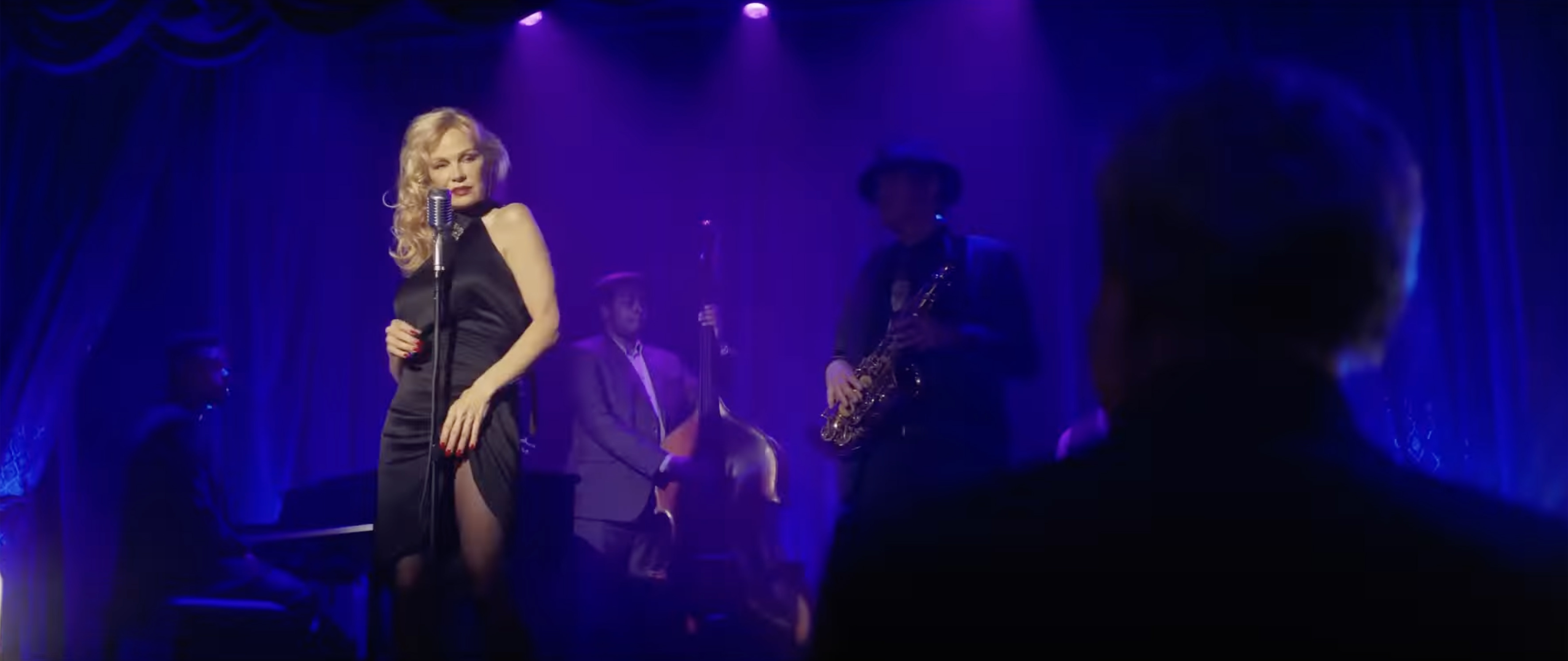 Un nou cuplu celebru la Hollywood? Actorul care e văduv de 16 ani, surprins când era pupat de Pamela Anderson