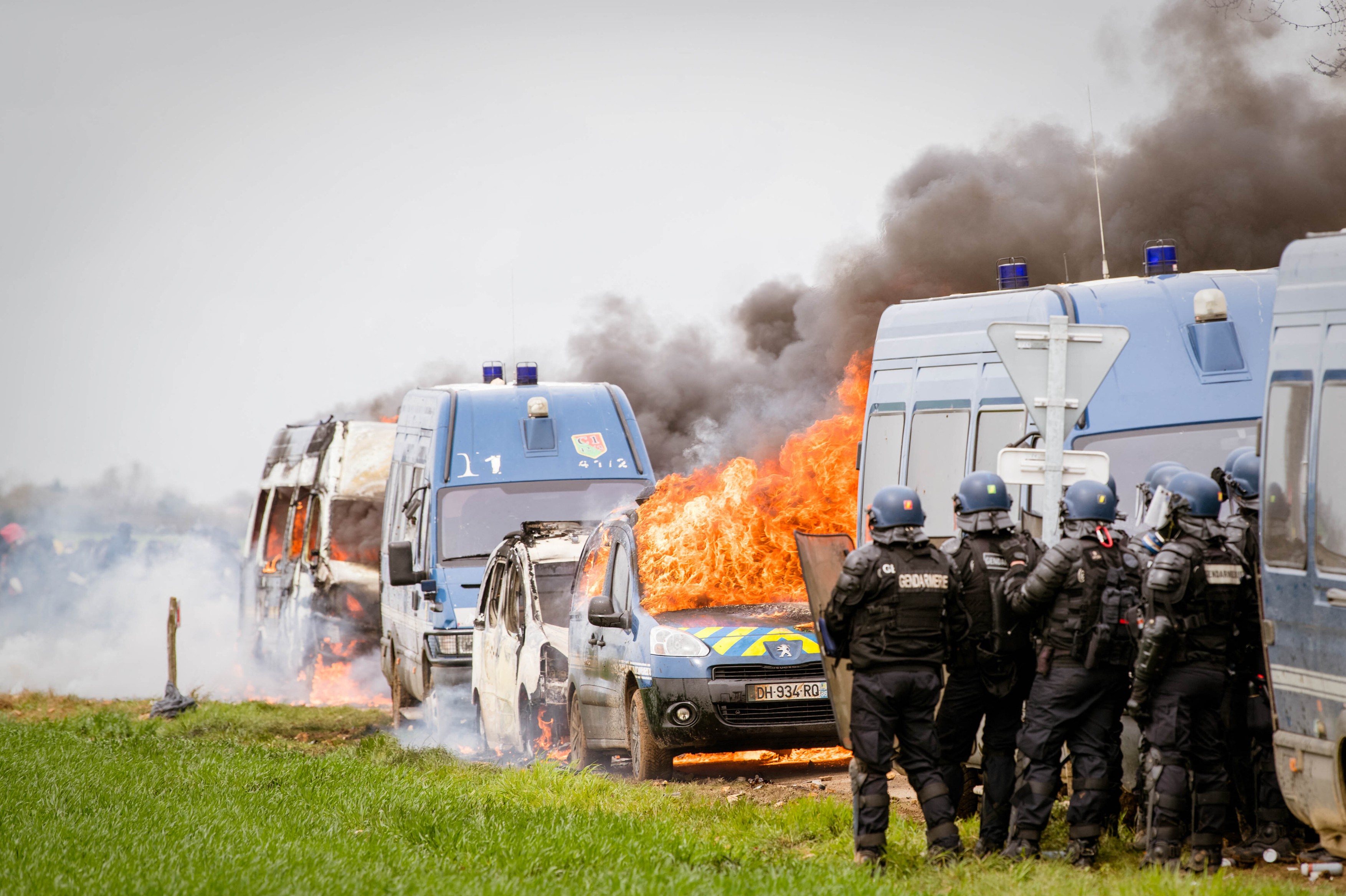 Emmanuel Macron, despre ciocnirile violente cu poliția la un protest din Franţa: „Mii de oameni au venit pentru a face război”