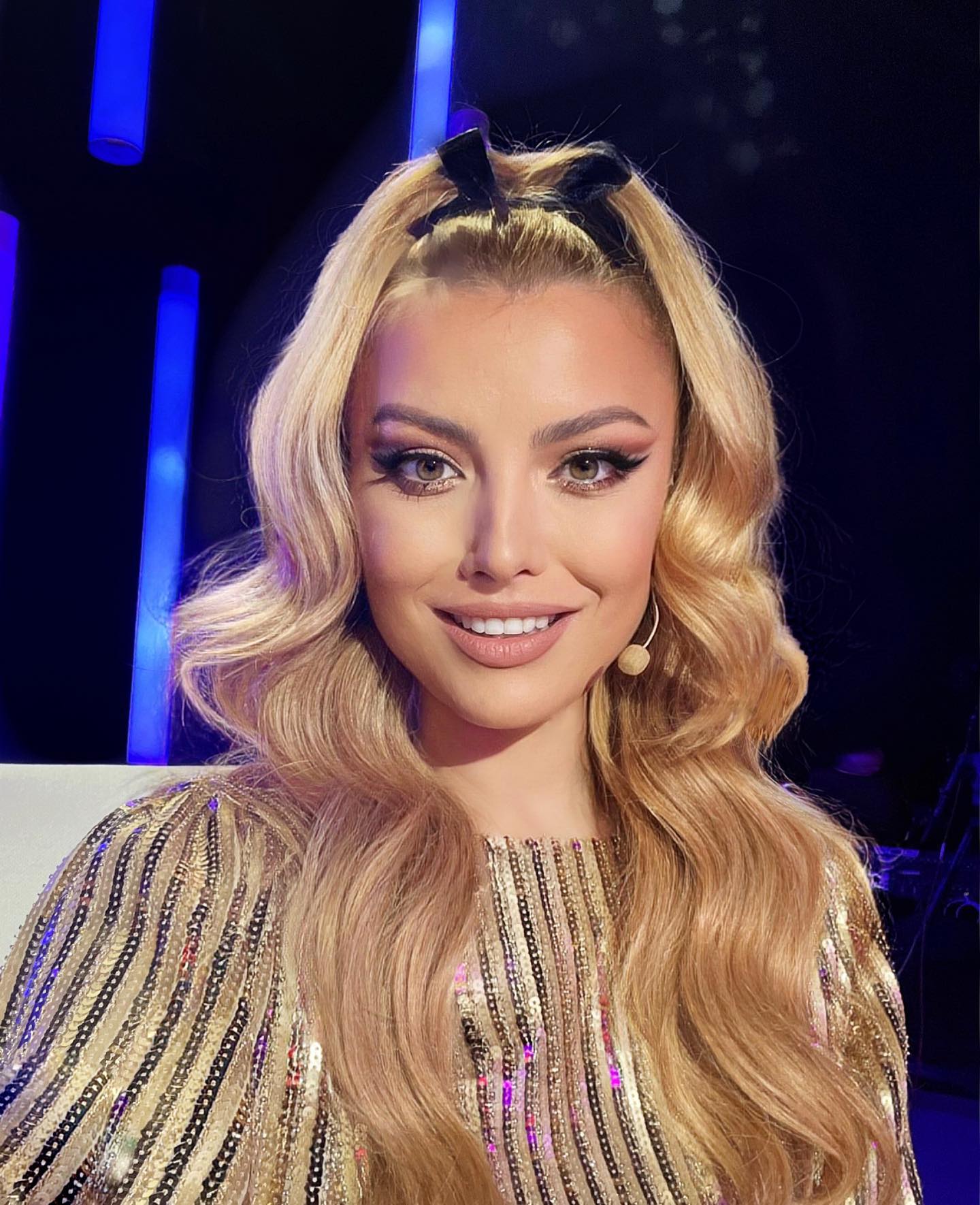 Trucul la care Elena Gheorghe apelează pentru a se menține tânără fără intervenții estetice. A urmat exemplul Thaliei: „Pomeți ridicați și fără cearcăne”