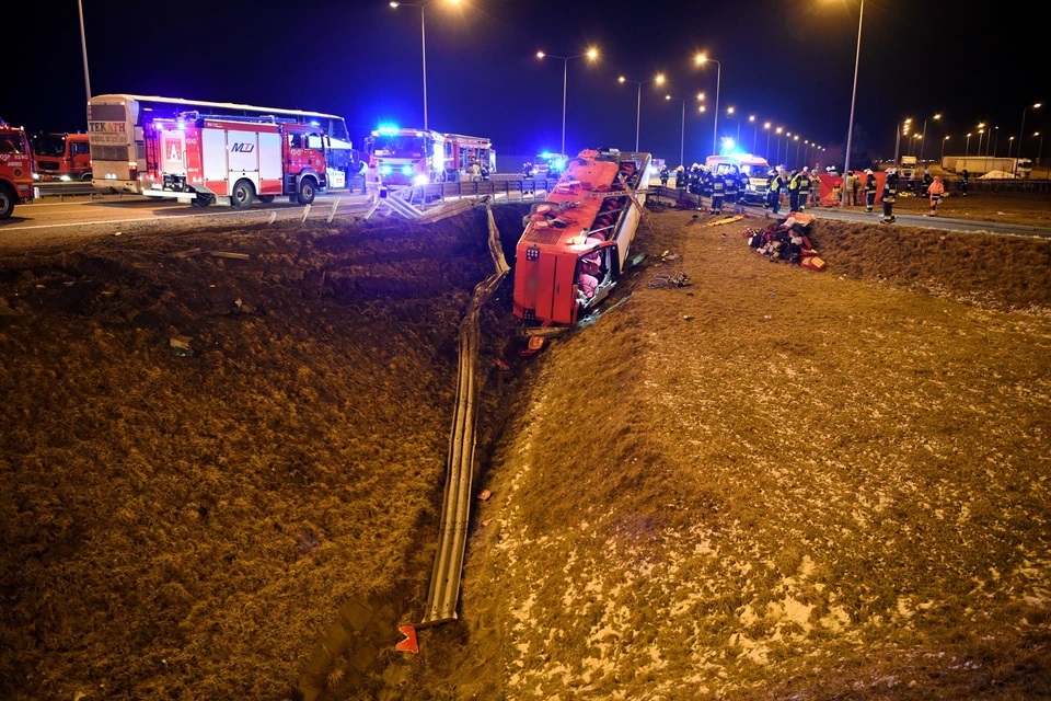 Șase morți, 41 de răniți, o victimă cu identitate necunoscută. Imagini de groază cu autocarul care s-a răsturnat într-un șanț, în Polonia