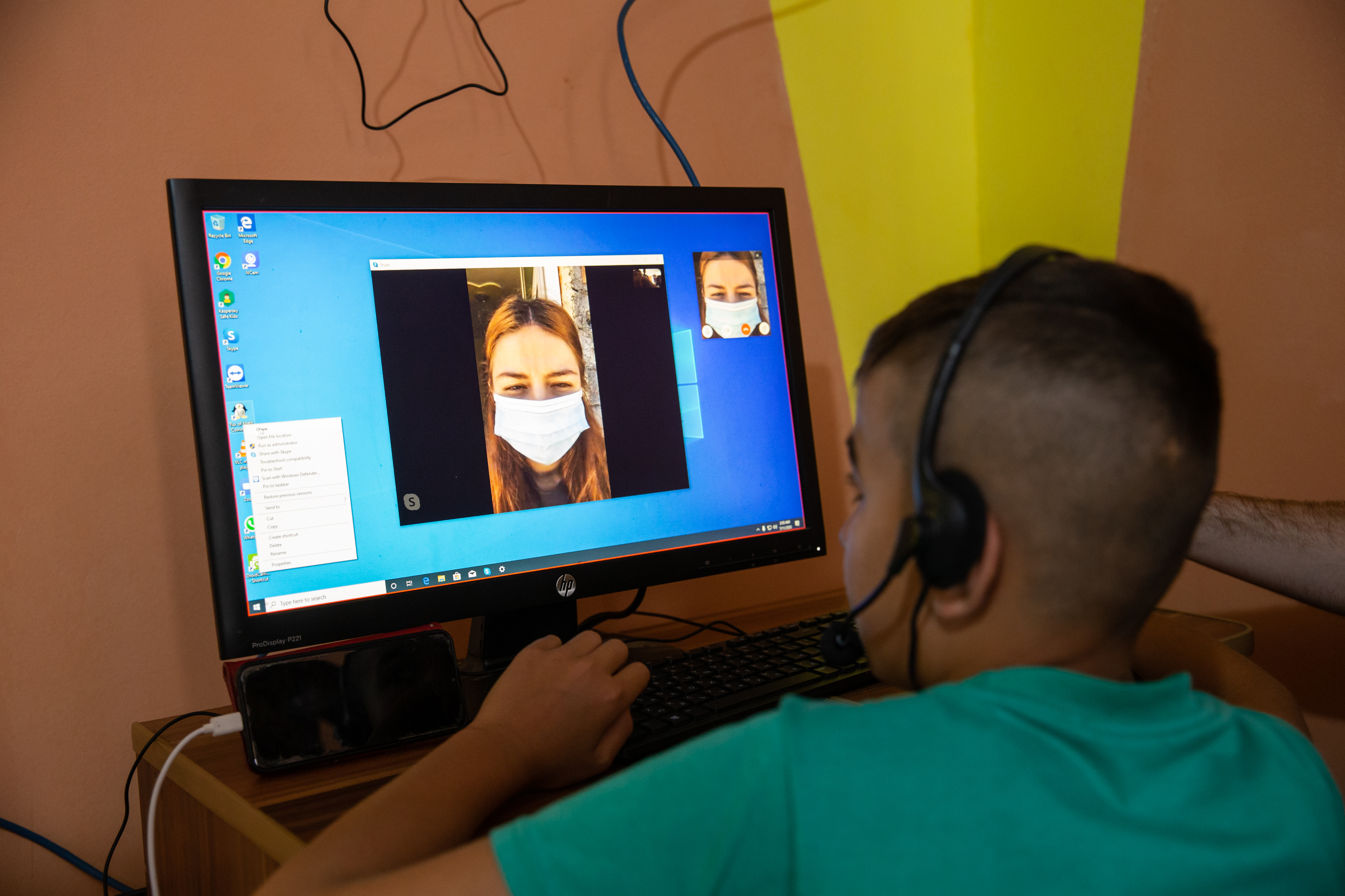 Voluntarii de la Casa Bună încearcă să ia copiii de la muncile câmpului și să-i așeze în fața computerului. “Sperăm să creştem dintre ei mici programatori”
