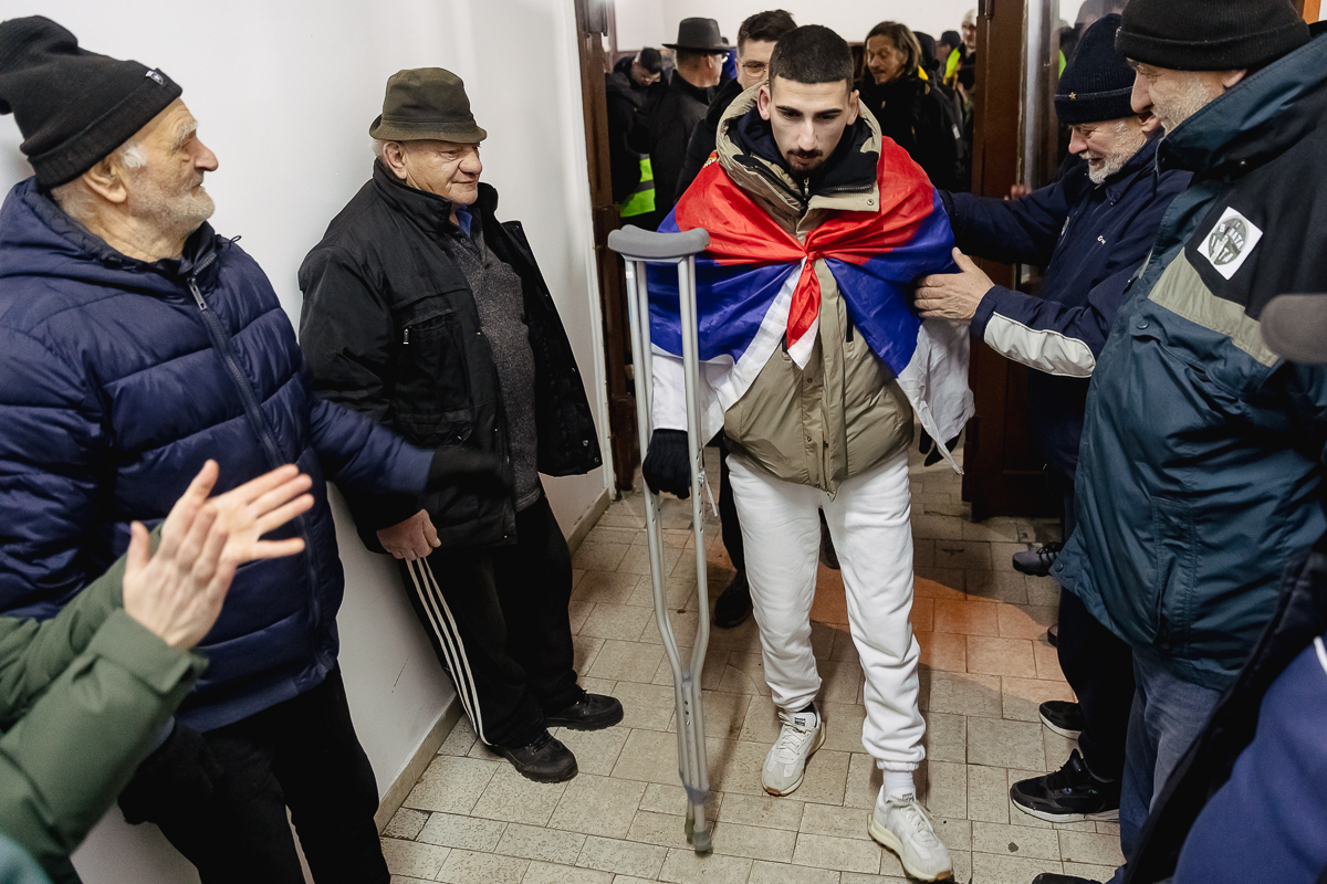 Cum protestează studenții sârbi prin marș și de ce strigă numele Laurei Kovesi