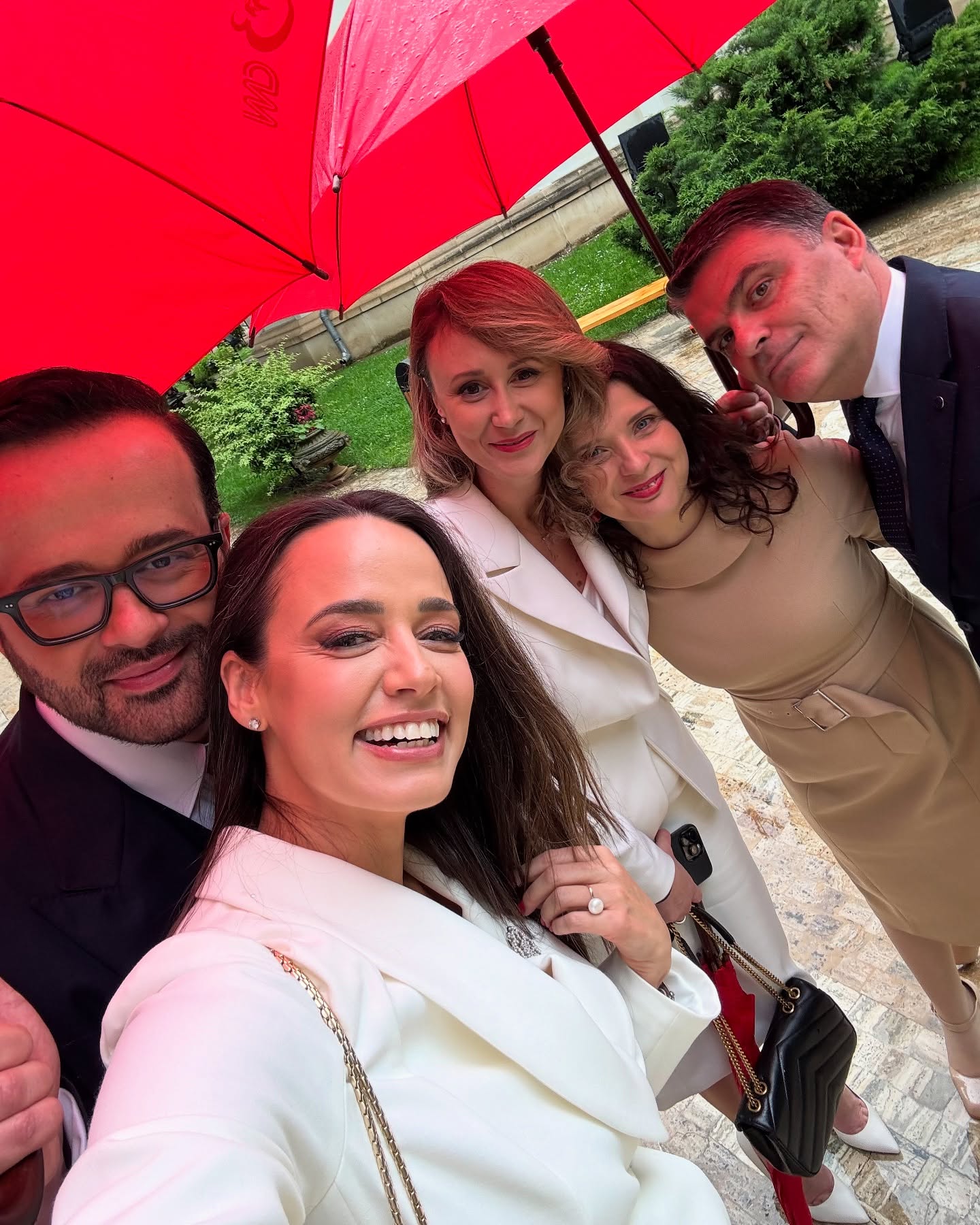 Imagini cu vedetele la învestirea lui Nicușor Dan. Delia, Andreea Raicu și Anca Serea nu au ratat ocazia de a face poză cu noul președinte al României