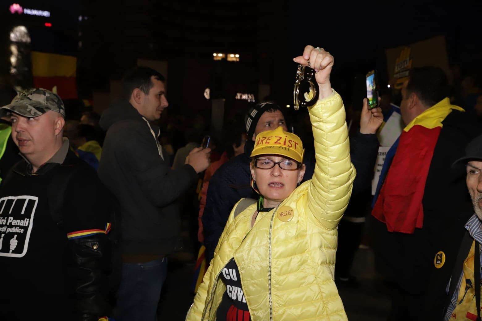 FOTO&VIDEO/ Sute de oameni au protestat sâmbătă seară în Piața Universității. Tudor Chirilă și regizorul Stere Gulea, printre protestatari