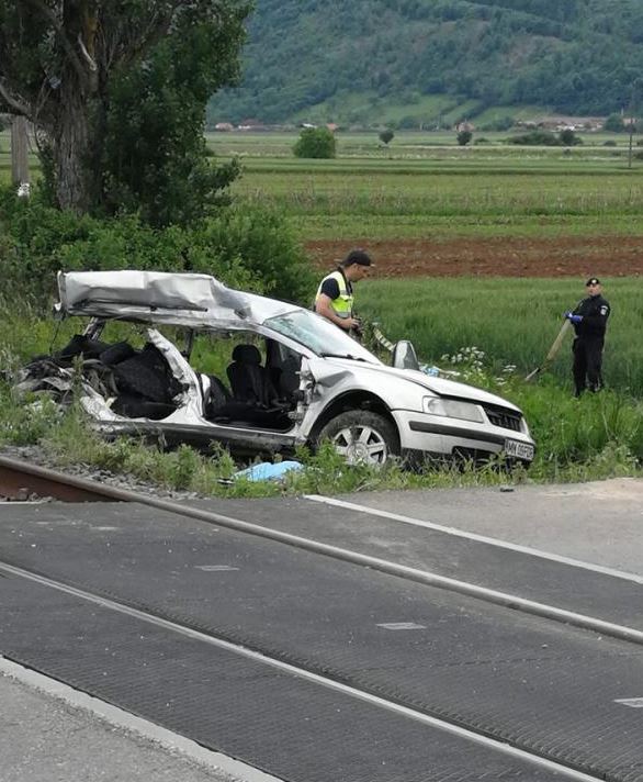 Patru studente moarte, într-o mașină lovită de tren în Sălaj. Tragedie în ziua de Înălțare