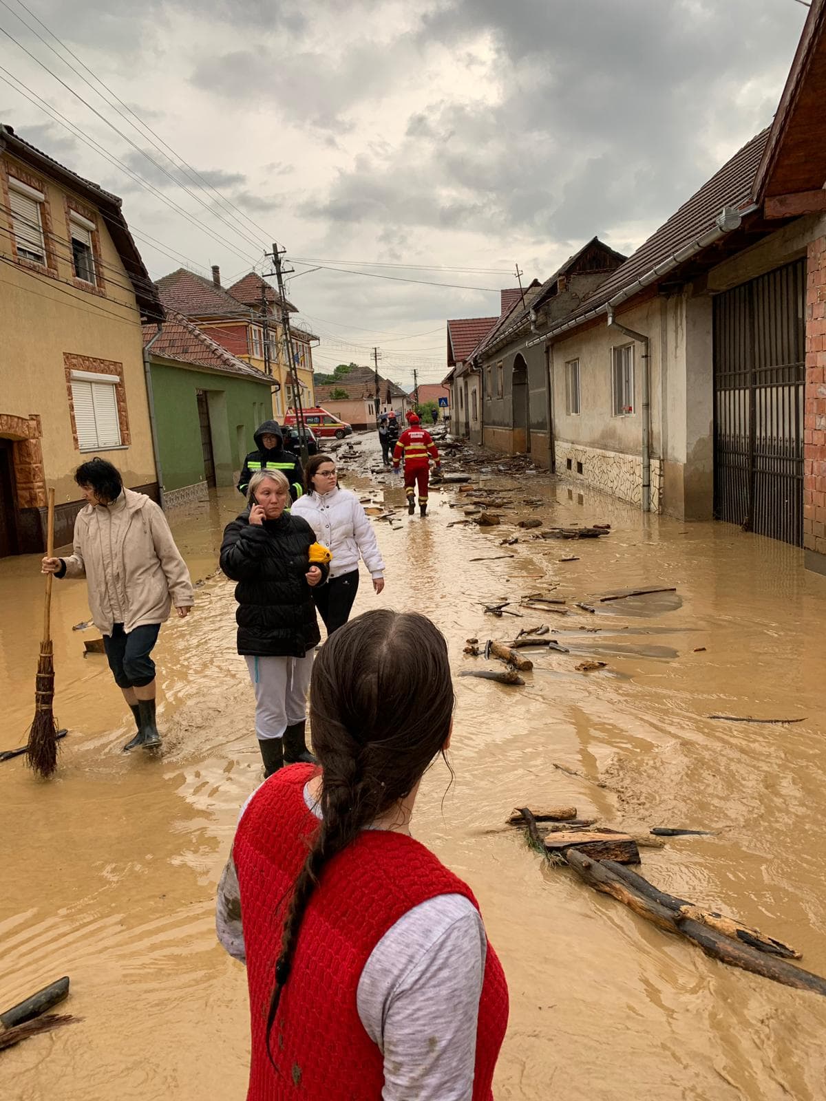 FOTO/ Inundațiile au făcut prăpăd în Alba, cu drumuri blocate de noroaie și mașini răsturnate de viitură. Imaginile dezastrului