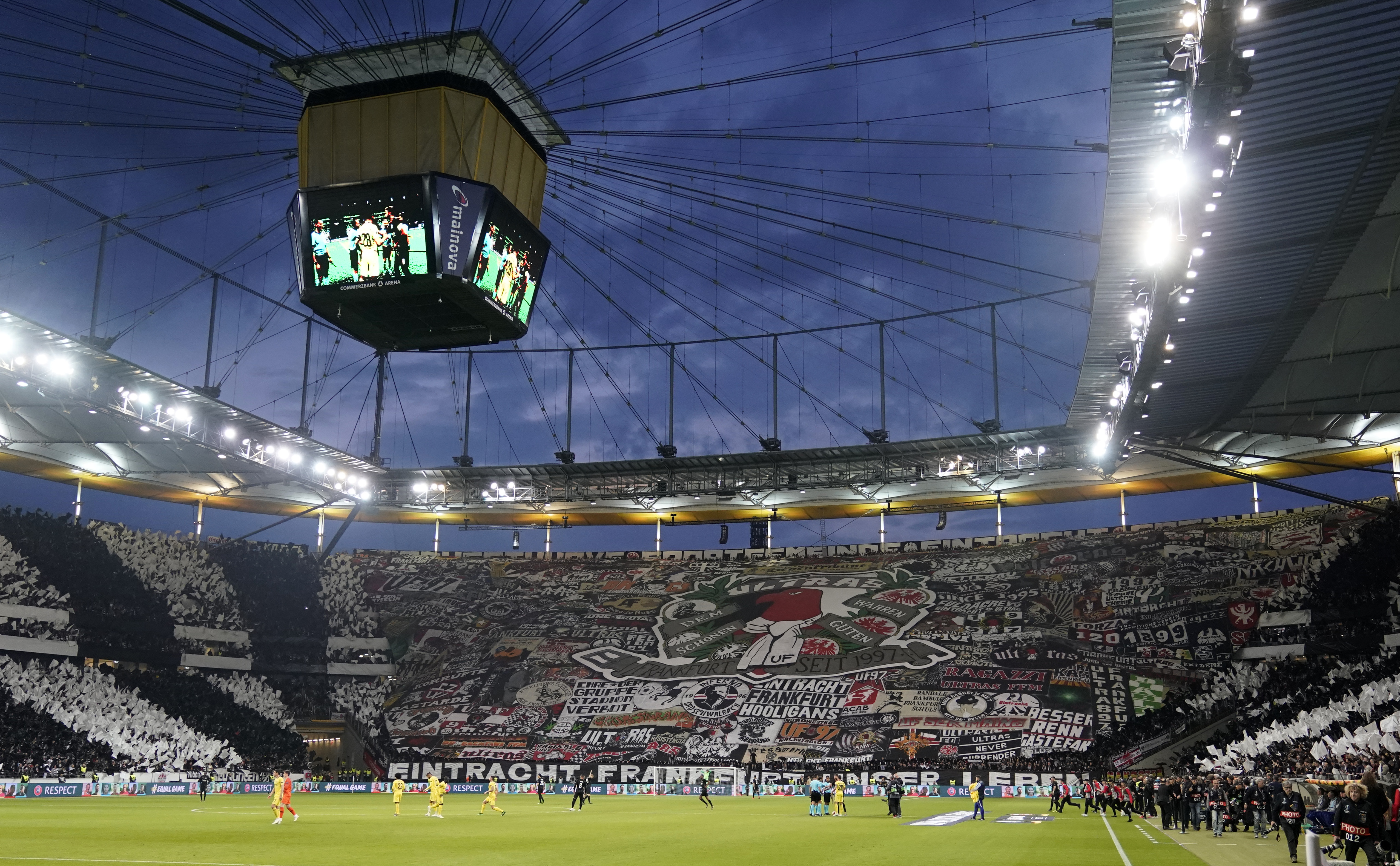 Fanii au făcut spectacol în tribune la meciurile din manșa tur a semifinalelor Champions League și Europa League. Spectatori cât la 14 meciuri din Liga 1  | GALERIE FOTO
