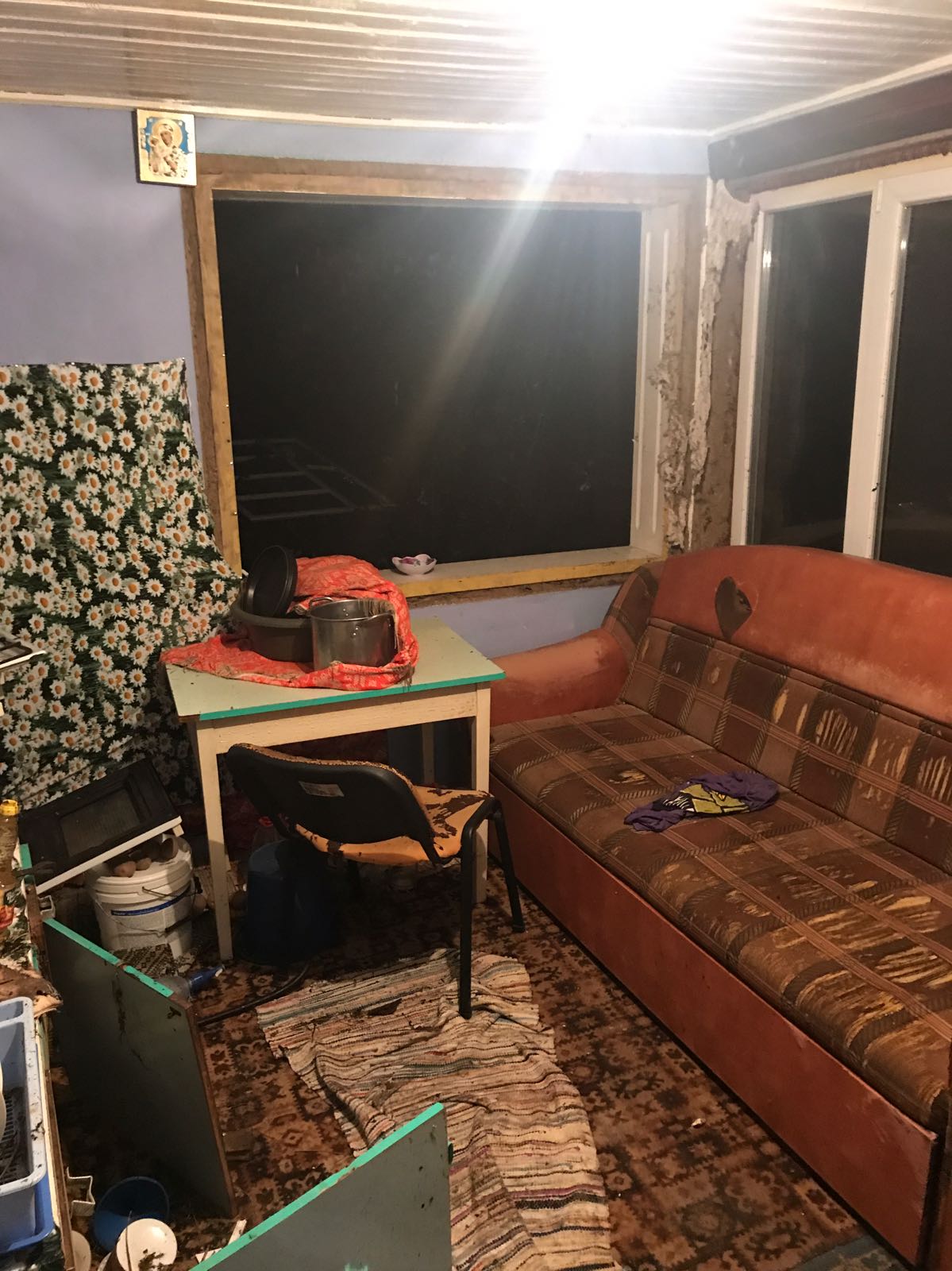FOTO: Un tânăr din județul Vaslui a fost rănit în urma exploziei unei butelii în locuința sa