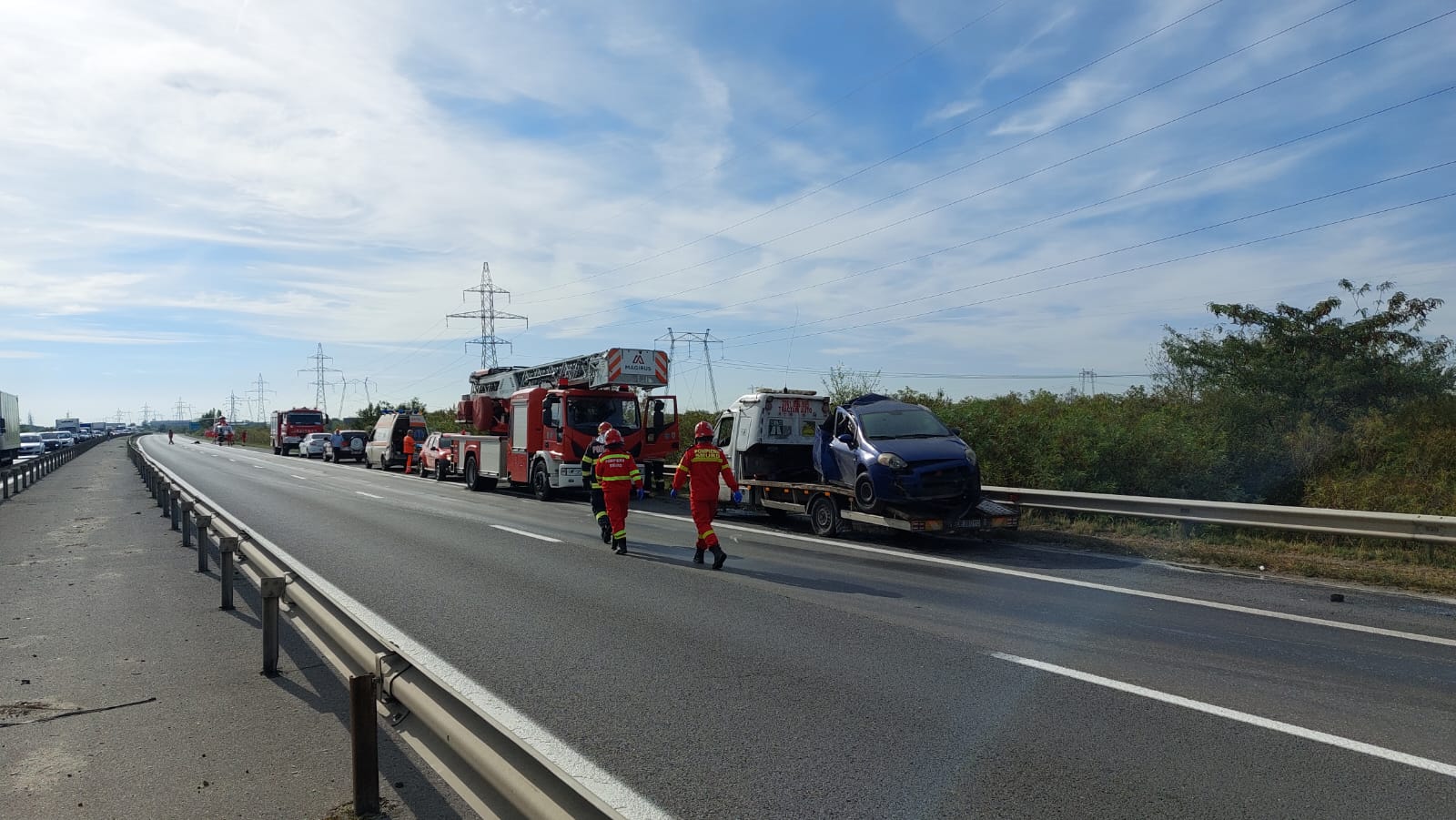 Cinci morți într-un accident pe A1, în apropiere de București. Un microbuz cu opt locuri a fost complet strivit între două TIR-uri