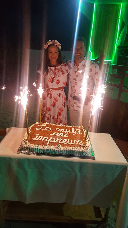 Cum au petrecut Deea și Dinu Maxer la mare. De ce surpriză au avut parte la aniversarea a 10 ani de mariaj | FOTO