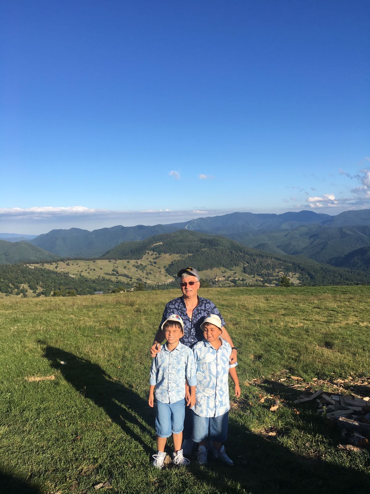 FOTO EXCLUSIV/ Silviu Prigoană, vacanță de 40 de zile cu cei doi băieți ai săi. I-a plimbat pe Eduard și Maximus prin toată Europa