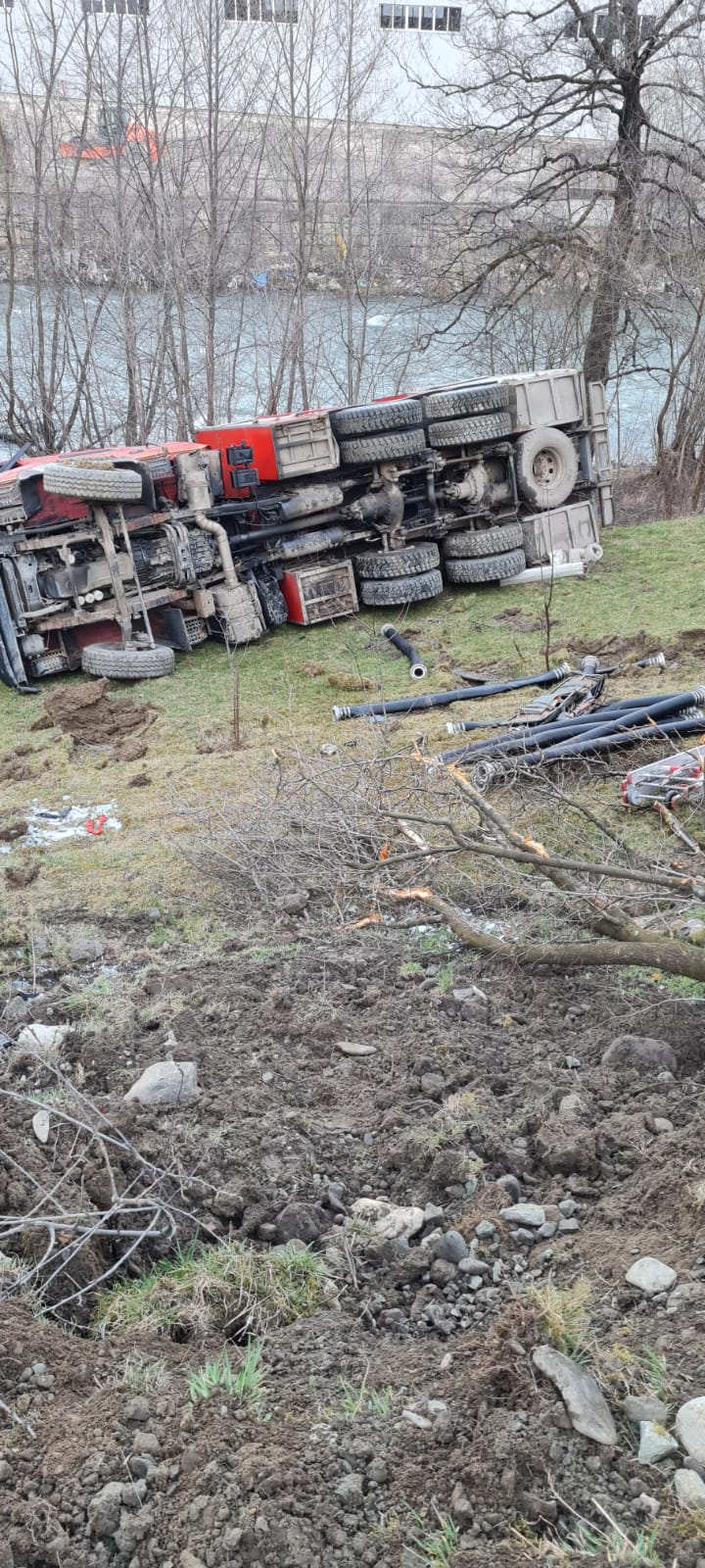 O mașină de pompieri s-a răsturnat în drum spre un incendiu, în Bistrița-Năsăud. 3 pompieri au fost răniți