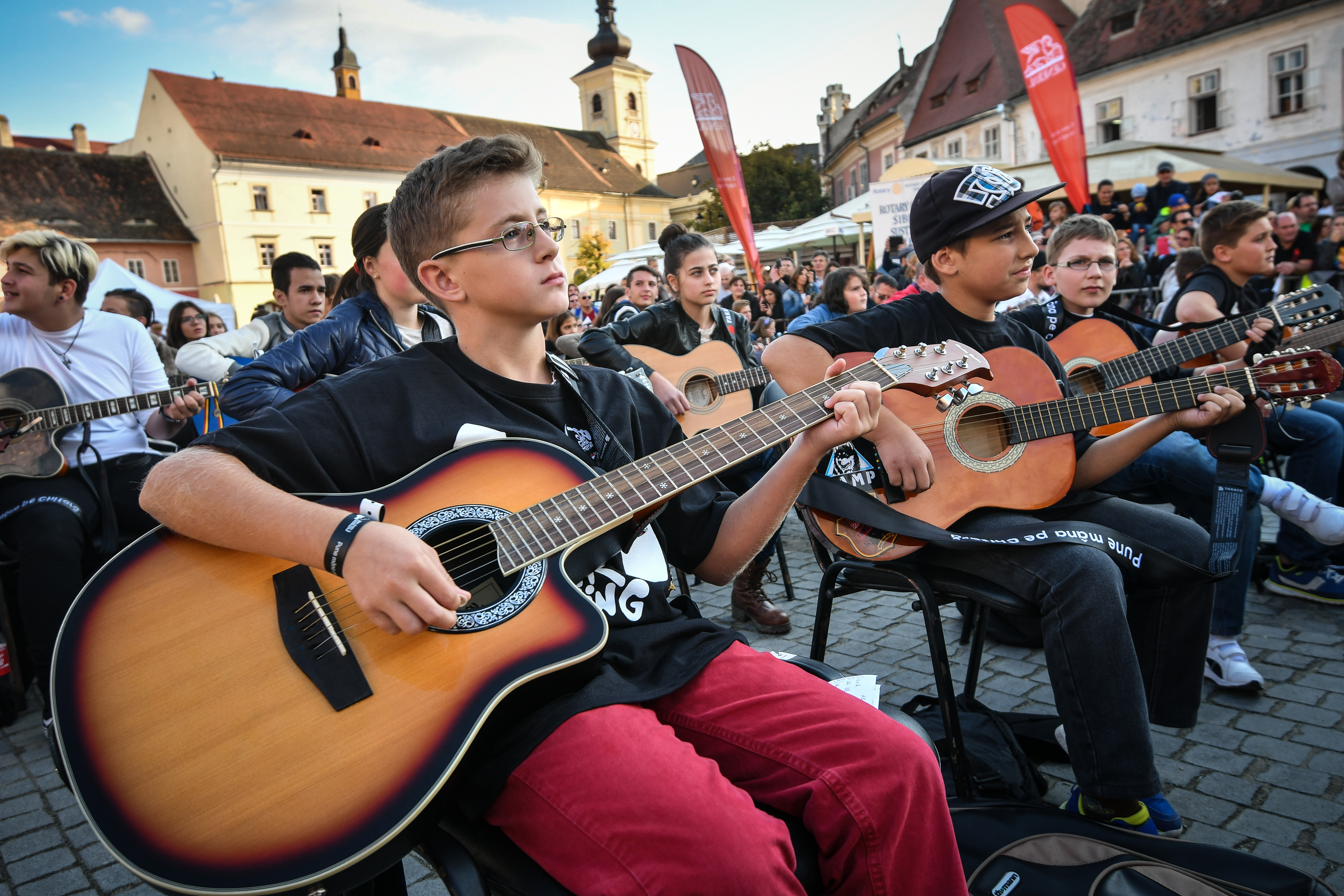 Sute de tineri şi-au acordat chitarele şi au cântat la unison la Sibiu FOTO&VIDEO