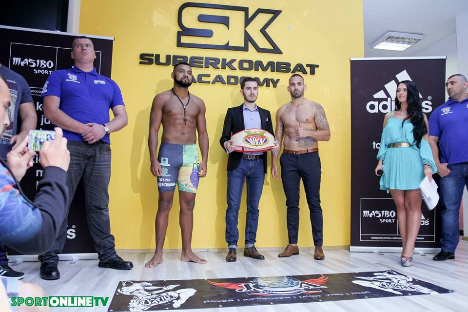 SUPERKOMBAT BUCUREȘTI: Luptătorii au dat proba cântarului în noua Academie Superkombat, lansată în prezența lui Remy Bonjasky | GALERIE FOTO