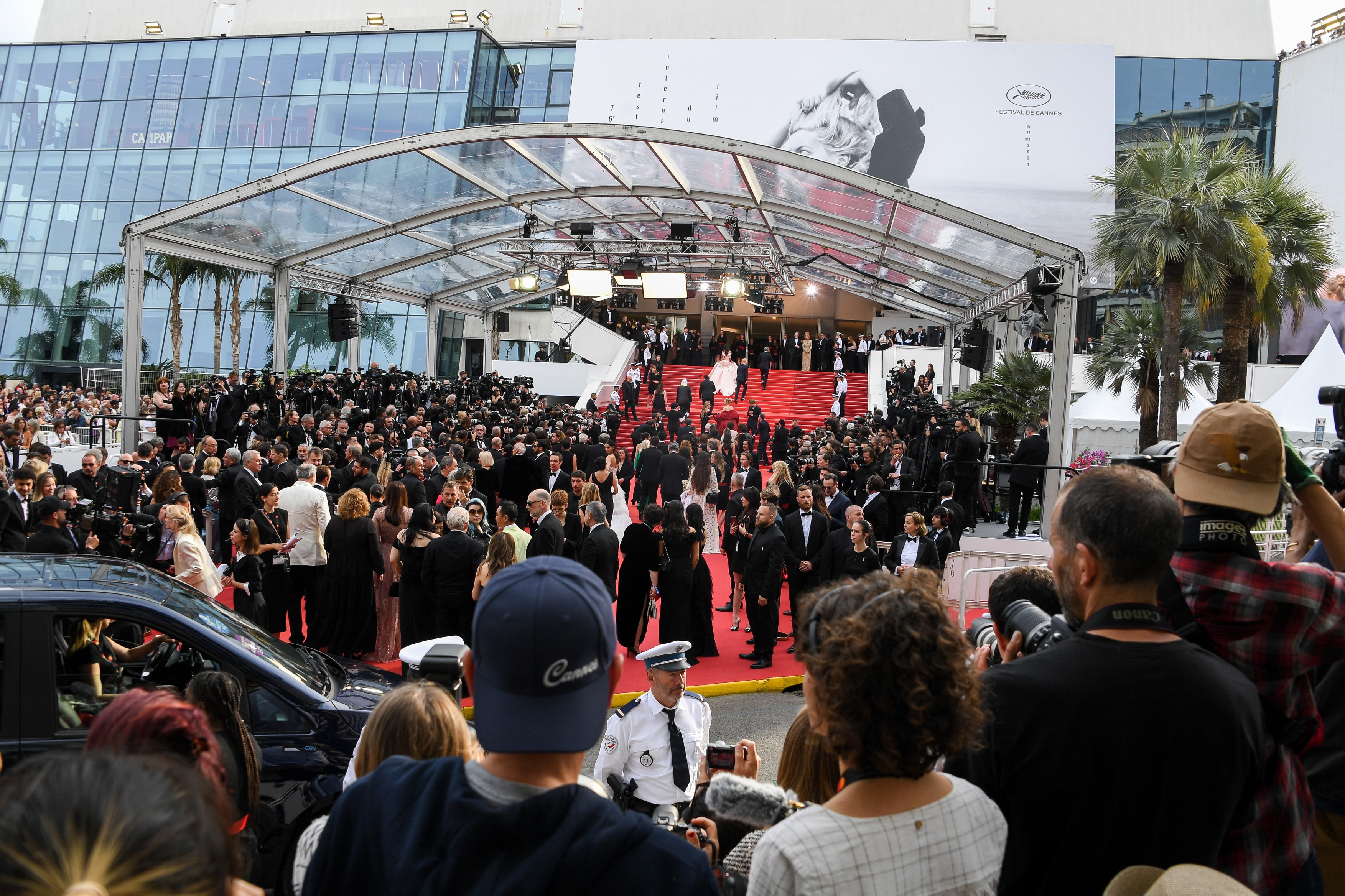Corespondență de la Cannes: Emoționată de poemul despre Ucraina rostit pe scenă, Catherine Deneuve a uitat să deschidă festivalul 