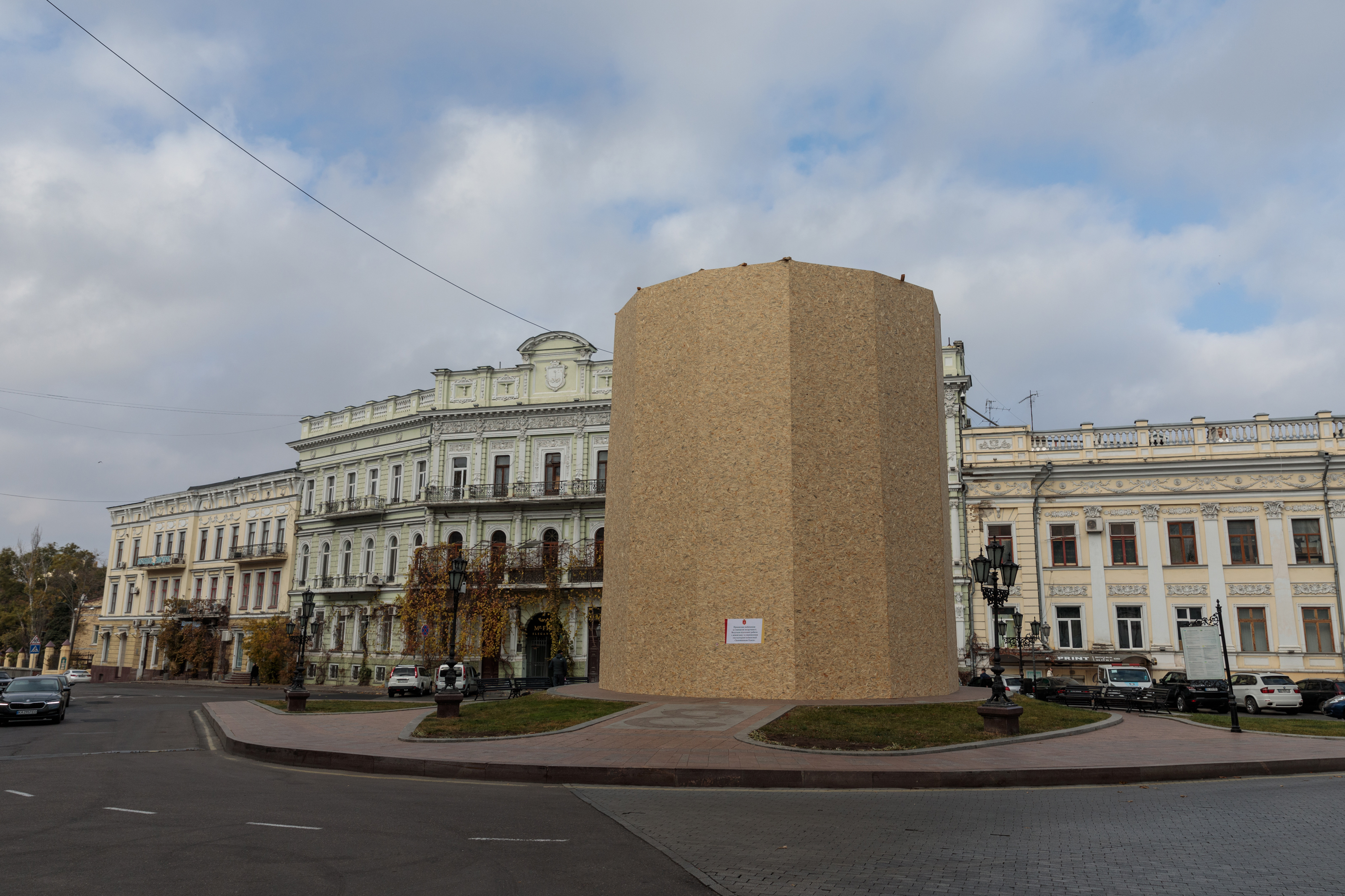 Însemnări din Odesa. Înainte de război, ghizii transportau turiștii cu mașini electrice. Astăzi, monumentele UNESCO sunt protejate în cutii antibombă